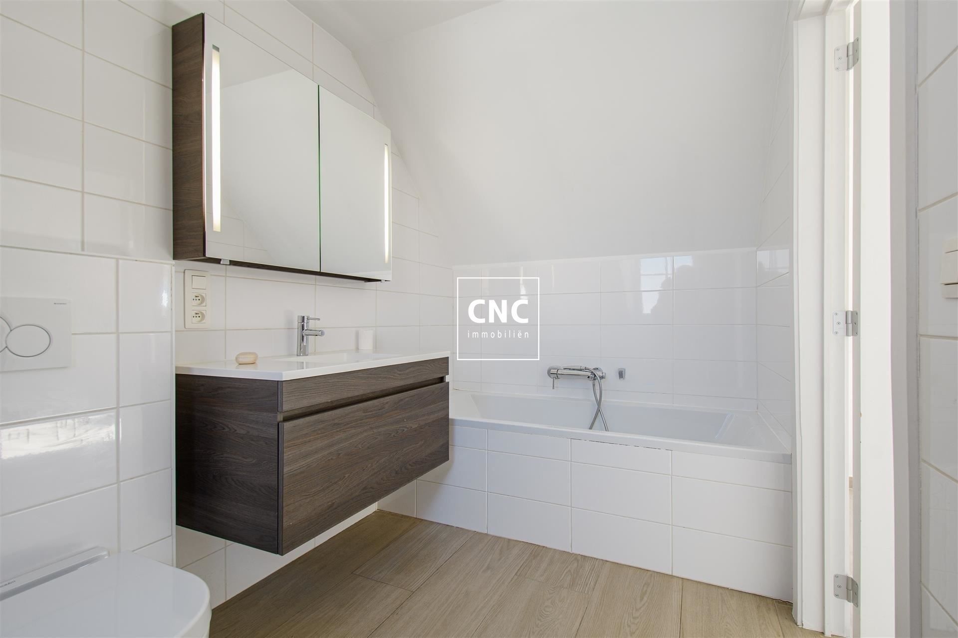 Lichtrijk en prachtig afgewerkt duplex-appartement foto 19