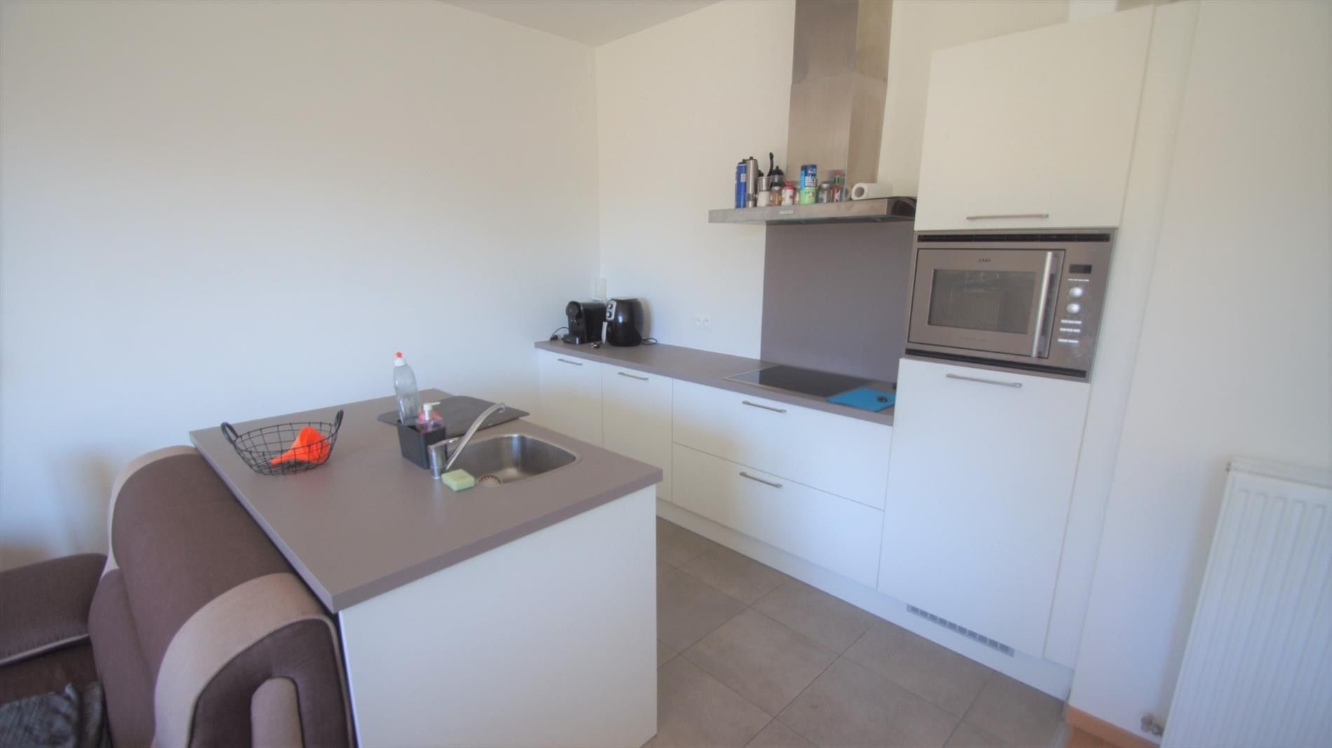 Prachtig app. met 2 slpks, autostaanplaats en ruim terras (55 m²!) foto 4