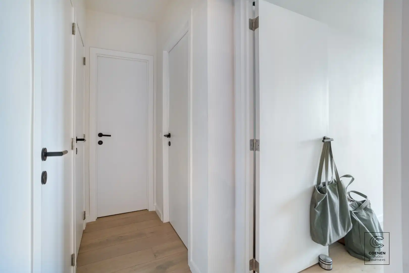 Stijlvol gerenoveerd appartement met 2 slaapkamers & zonnig terras op toplocatie te Berchem foto 9