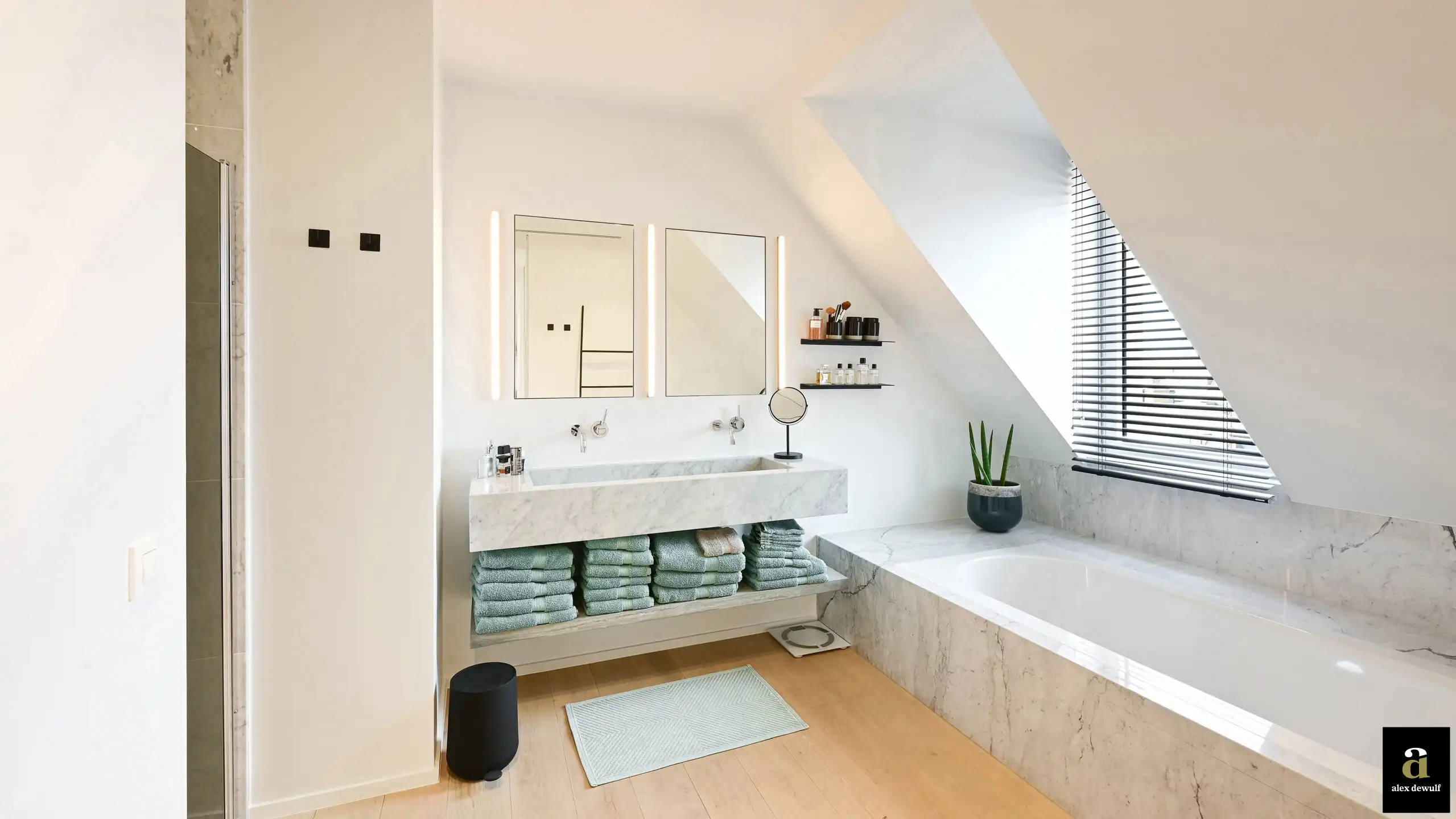 Licht en modern duplexappartement, gelegen vlakbij Zeedijk en Rubensplein. foto 22