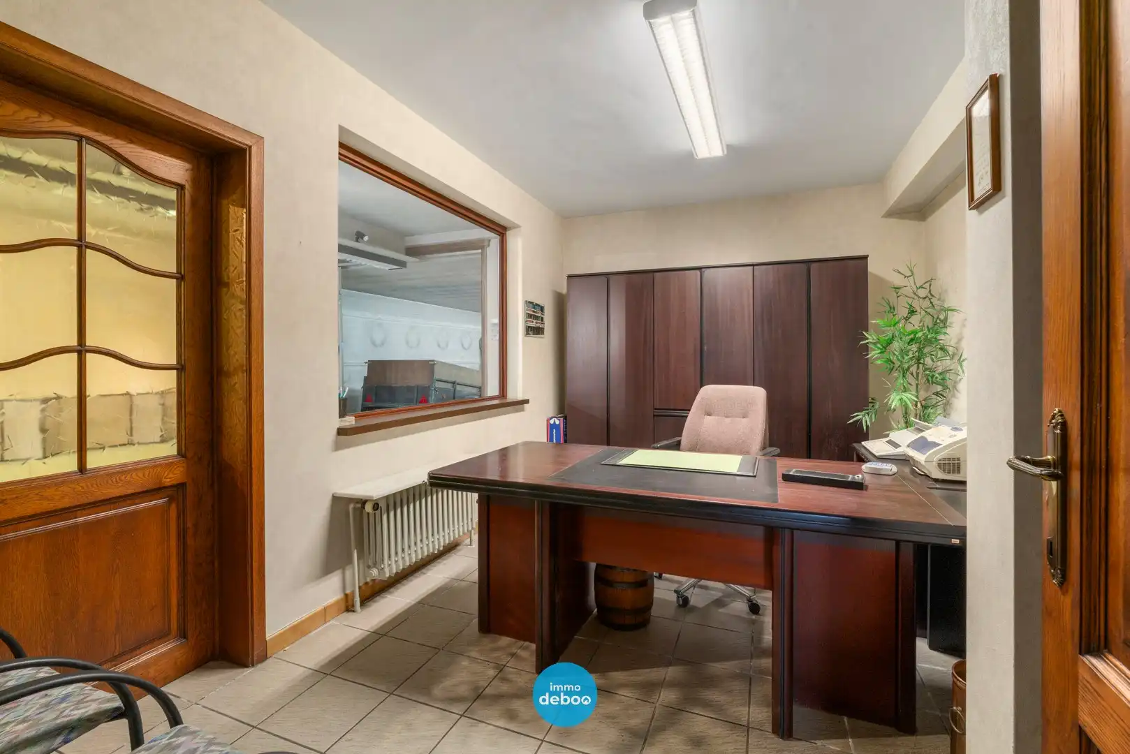 Ruim handelspand met meerdere parkeerplaatsen foto 4