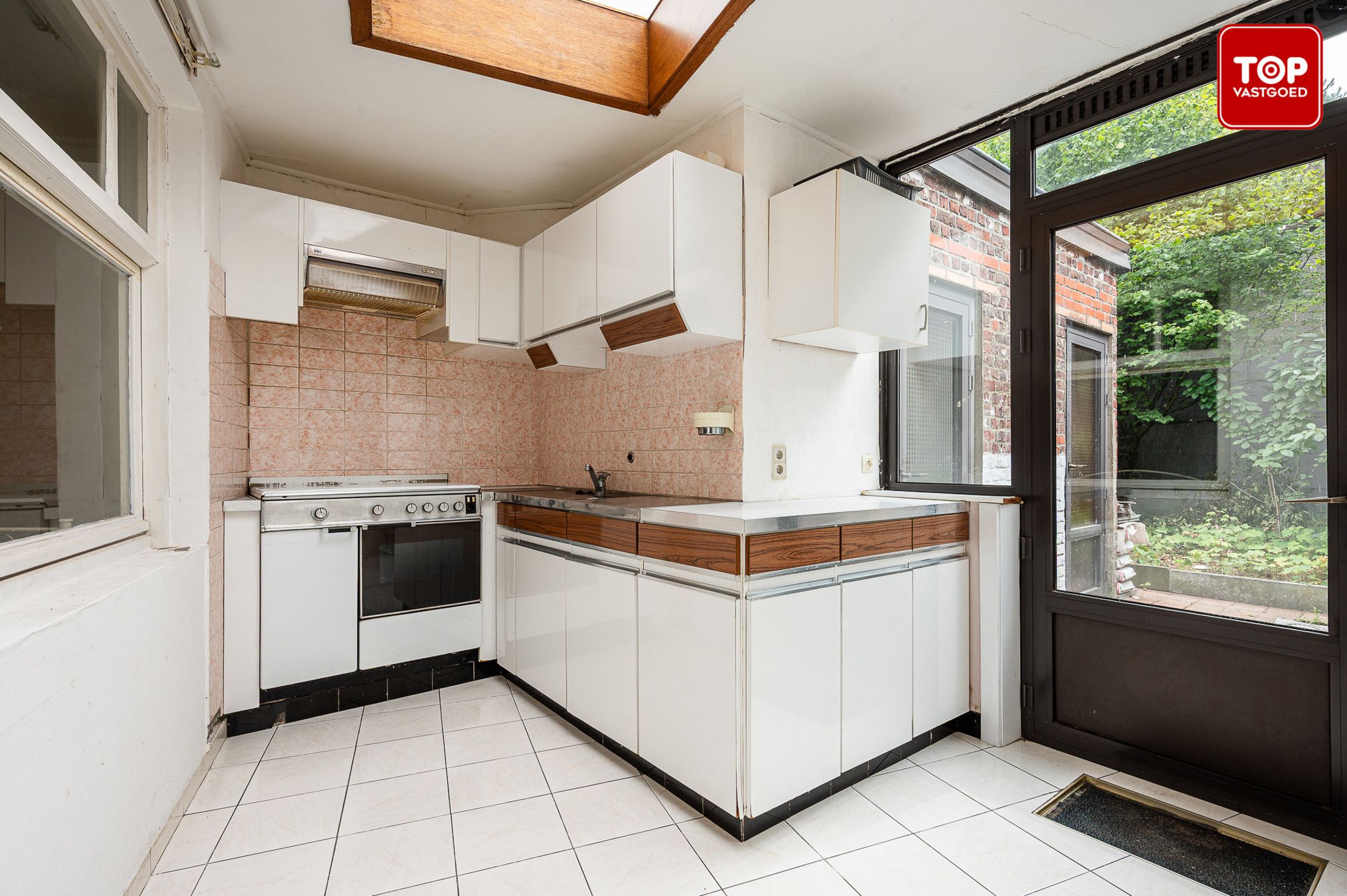 Te renoveren woning met veel potentieel foto 8