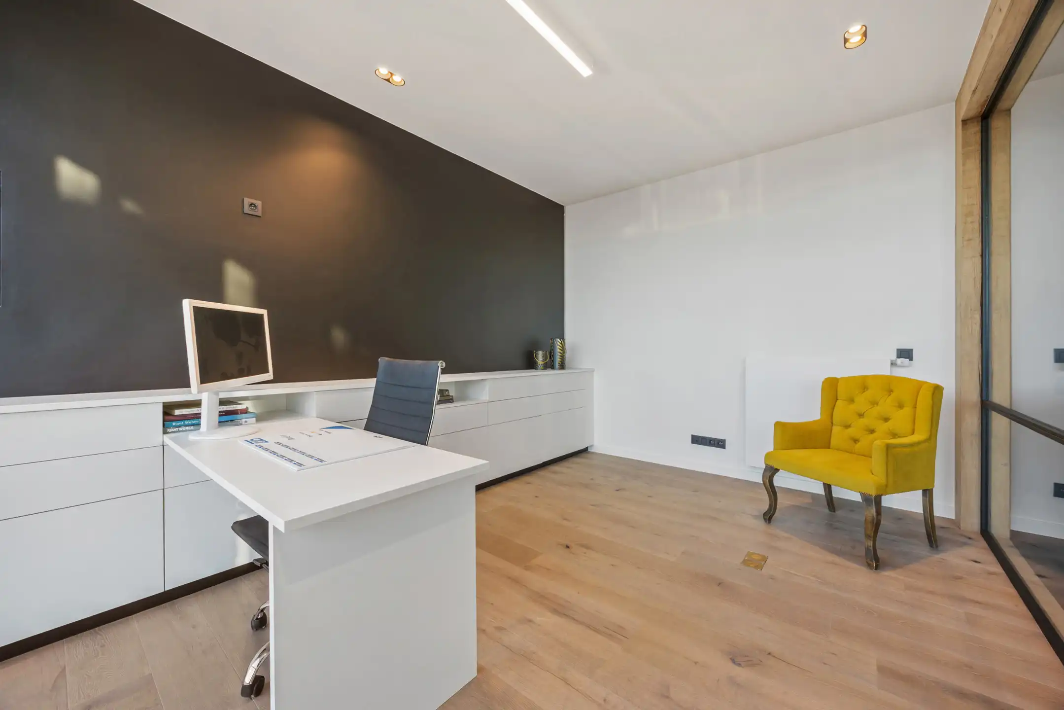 Loods met stijlvolle kantoorruimte te Riemst foto 8