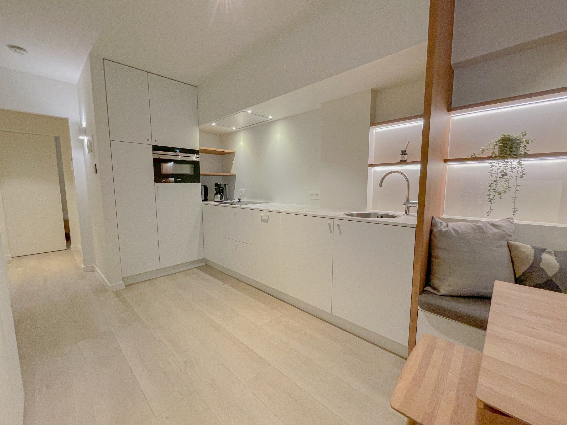 Recent tijdloos gerenoveerd appartement met zijdelings zeezicht. foto 10