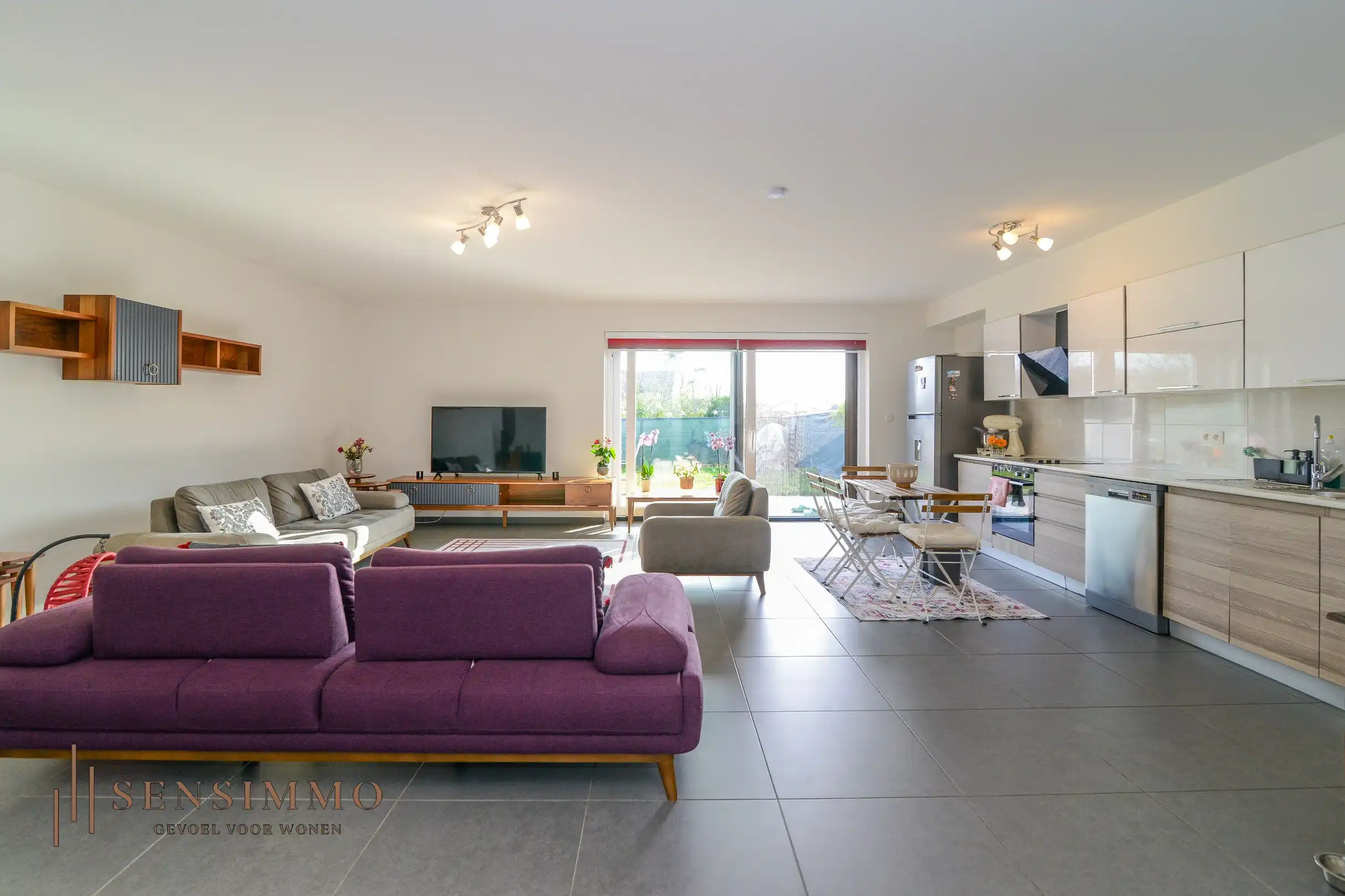 Gelijkvloers tweeslaapkamer appartement van 110m² met tuin, parking en kelderberging foto {{pictureIndex}}