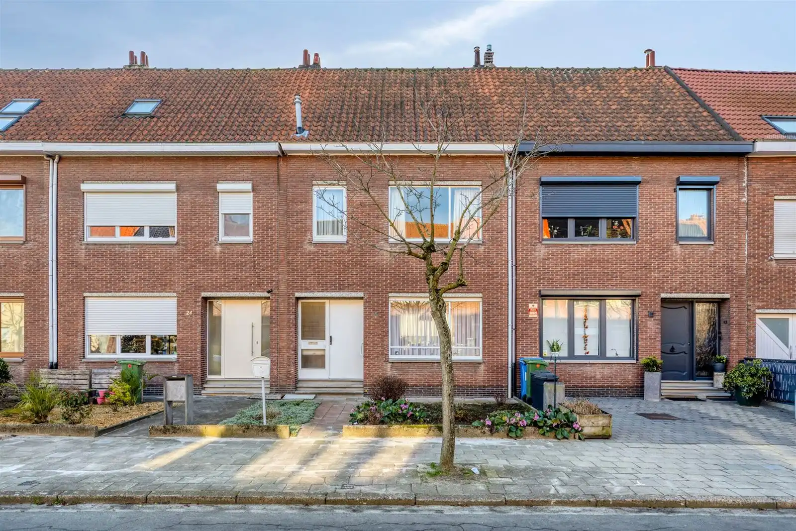 Woning in rusige woonwijk met aparte garage foto 2