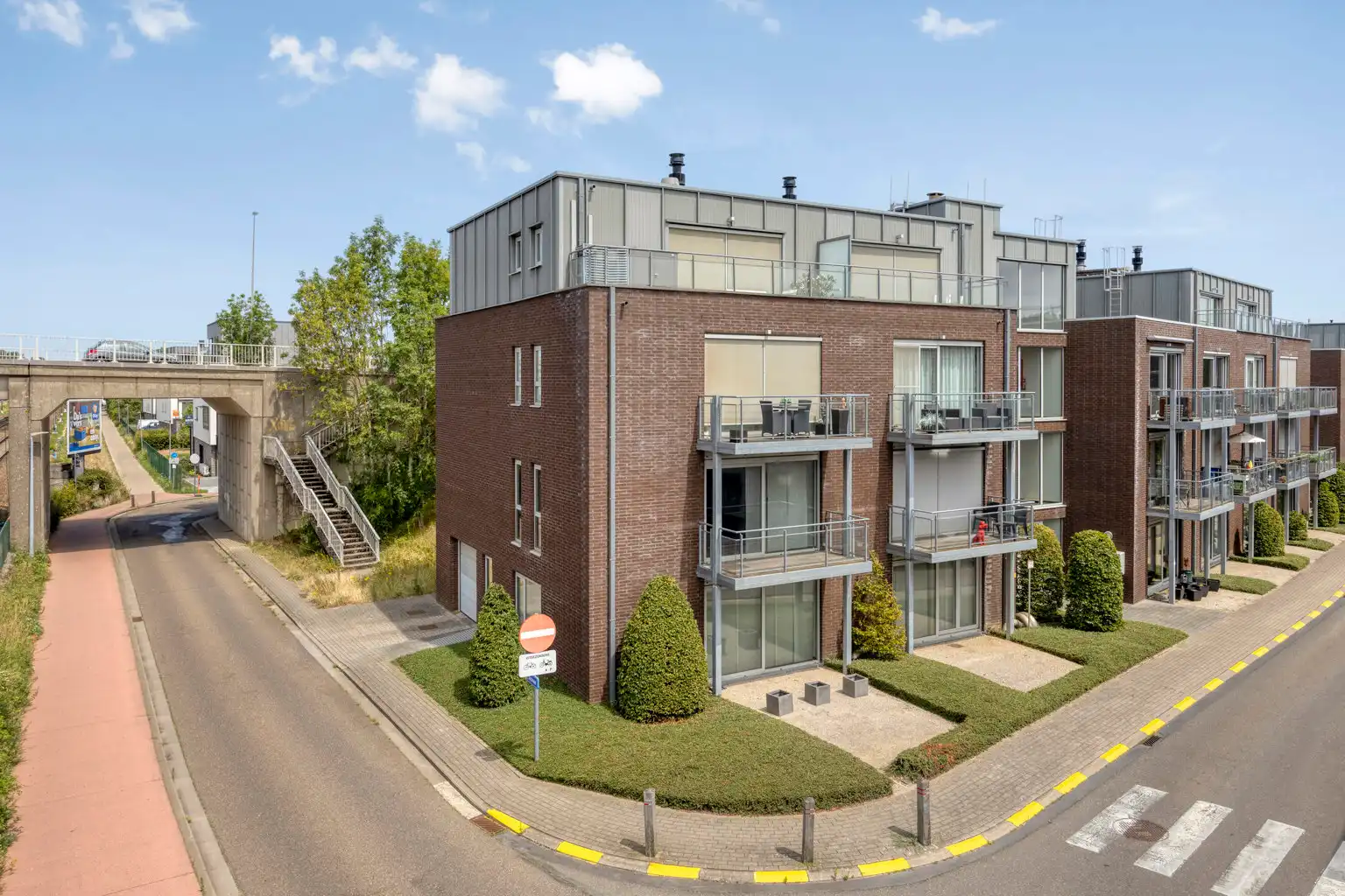 RECENT APPARTEMENT MET BERGING EN PARKEERPLAATS foto 28