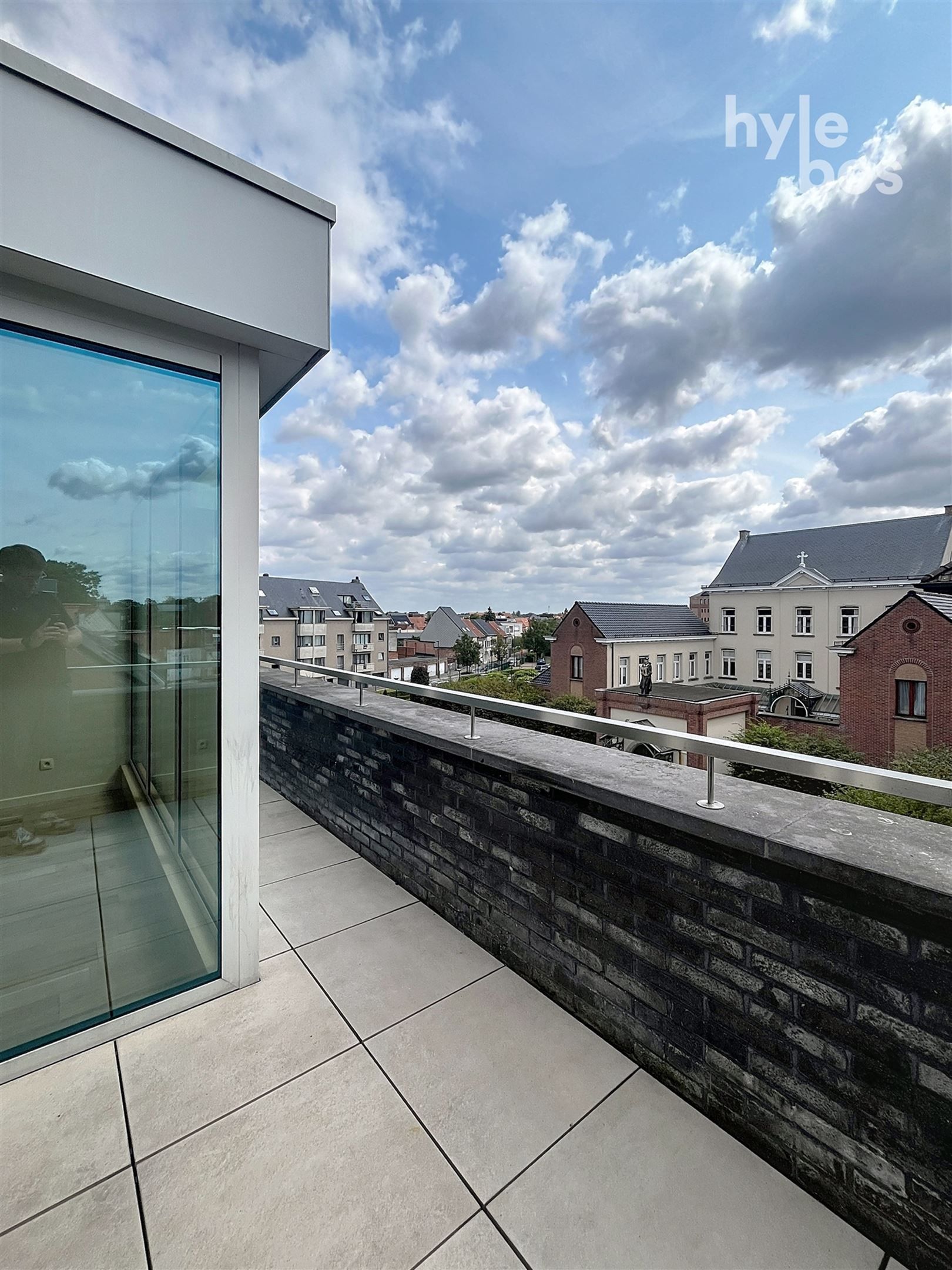 Centraal gelegen, instapklaar 2 slaapkamer appartement met autostaanplaats foto 7