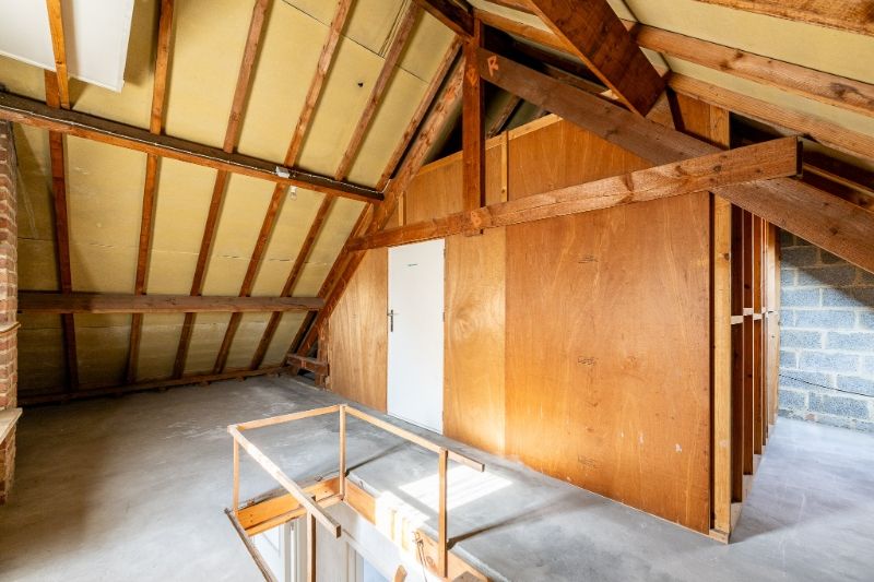Ruime woning met 4 slpks, garage en uitweg achteraan. foto 20