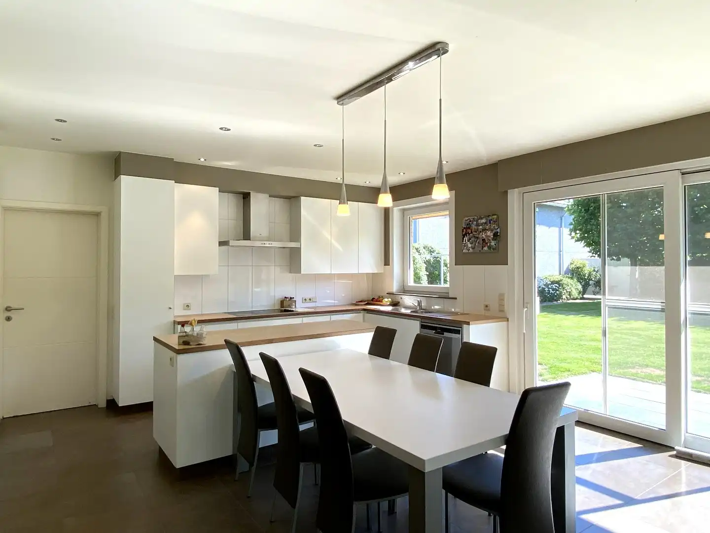 BEDRIJFSWONING/CONCIËRGEWONING MET 4 SLPKS EN TUIN foto 2