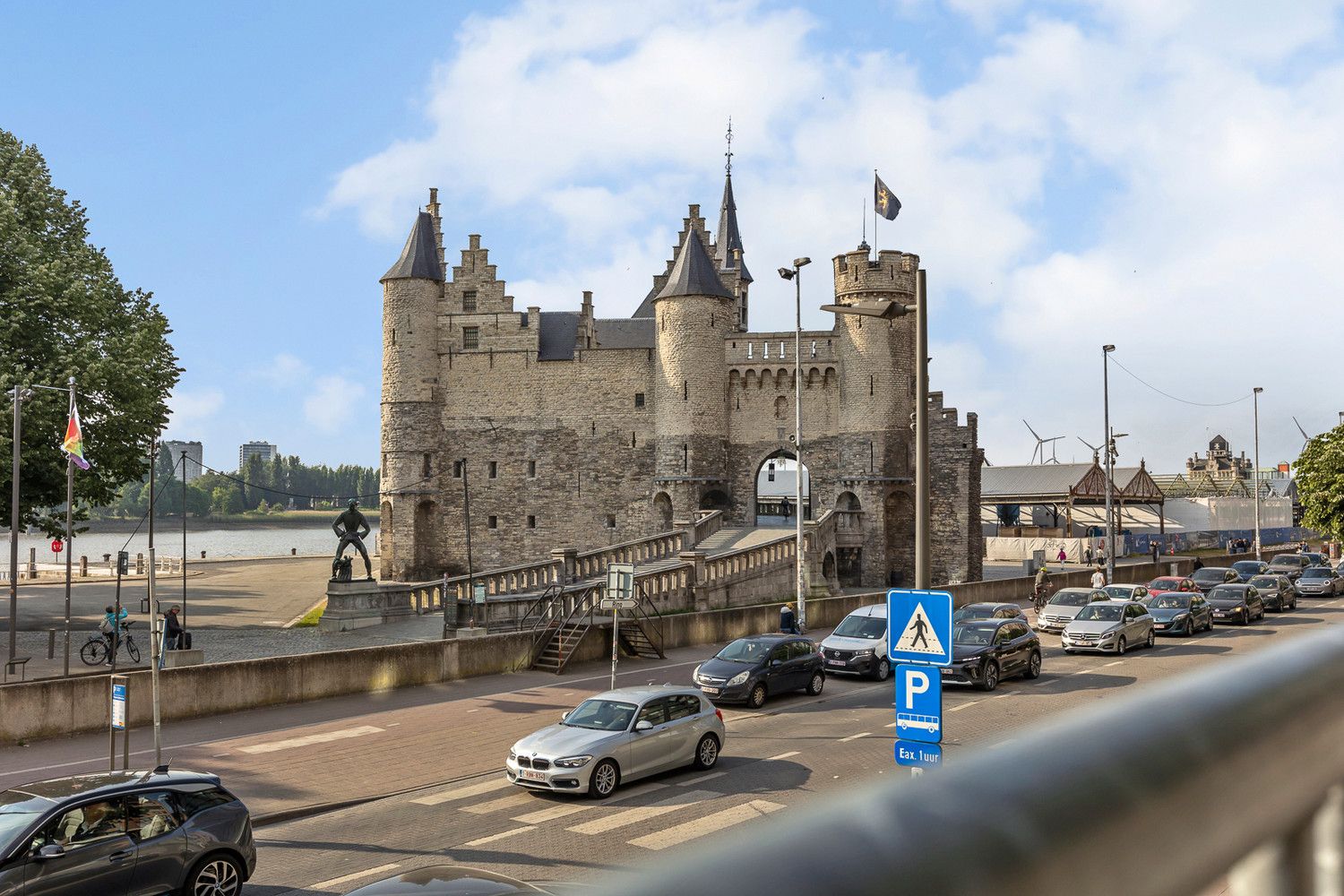 Bemeubelde flat op toplocatie in het historisch centrum foto 13