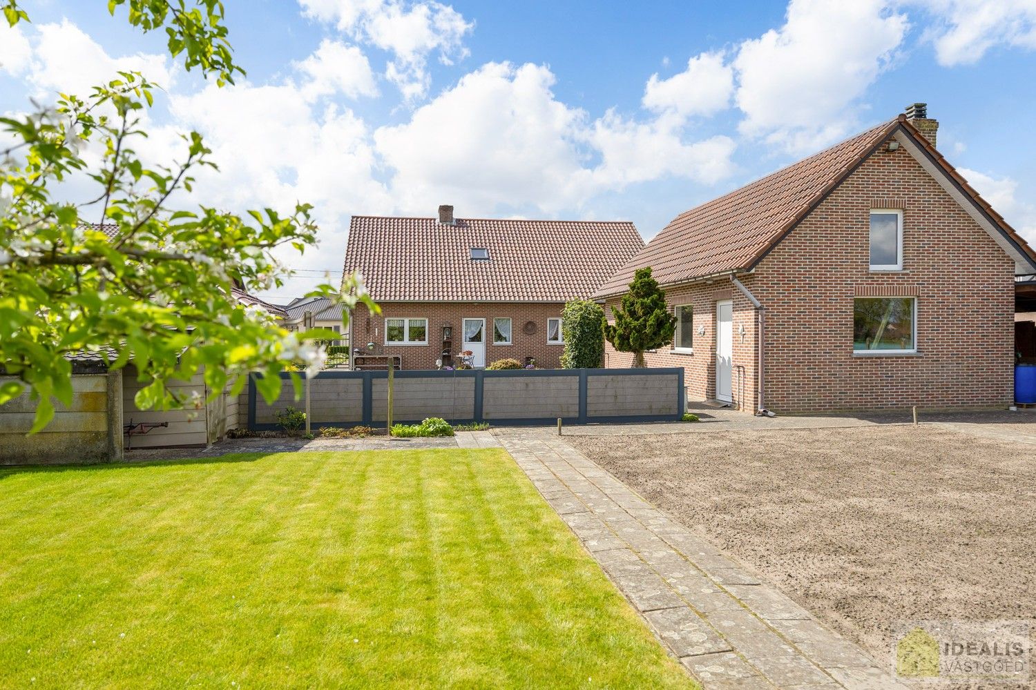 KNAPPE EN INSTAPKLARE WONING MET 4 SLAAPKAMERS, INPANDIGE ÉN VRIJSTAANDE GARAGE, HEERLIJK TERRAS OMGEVEN DOOR EEN PRACHTIGE TUIN foto 32