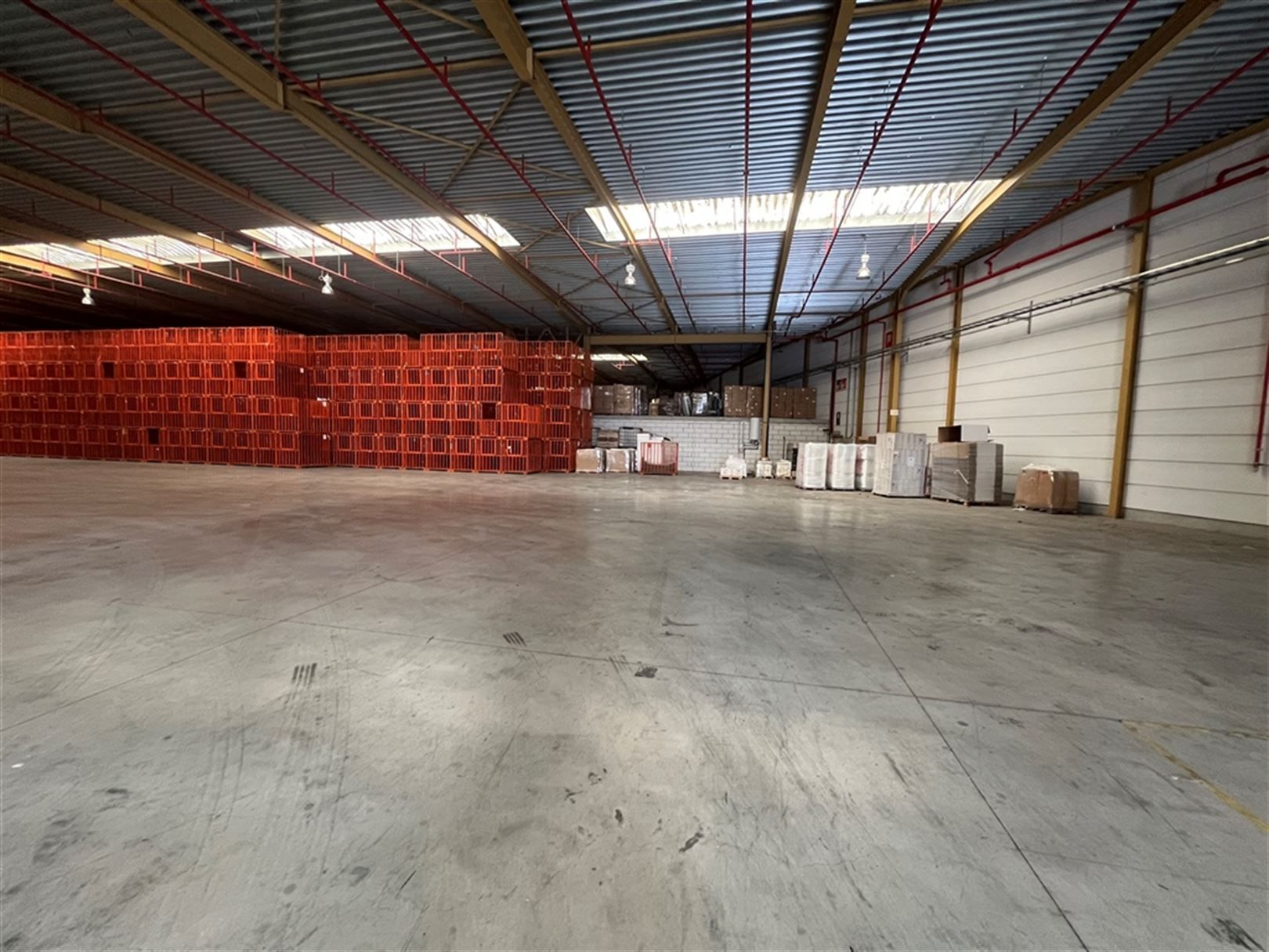 Magazijn met laad- en loskades en ruime parking foto 11