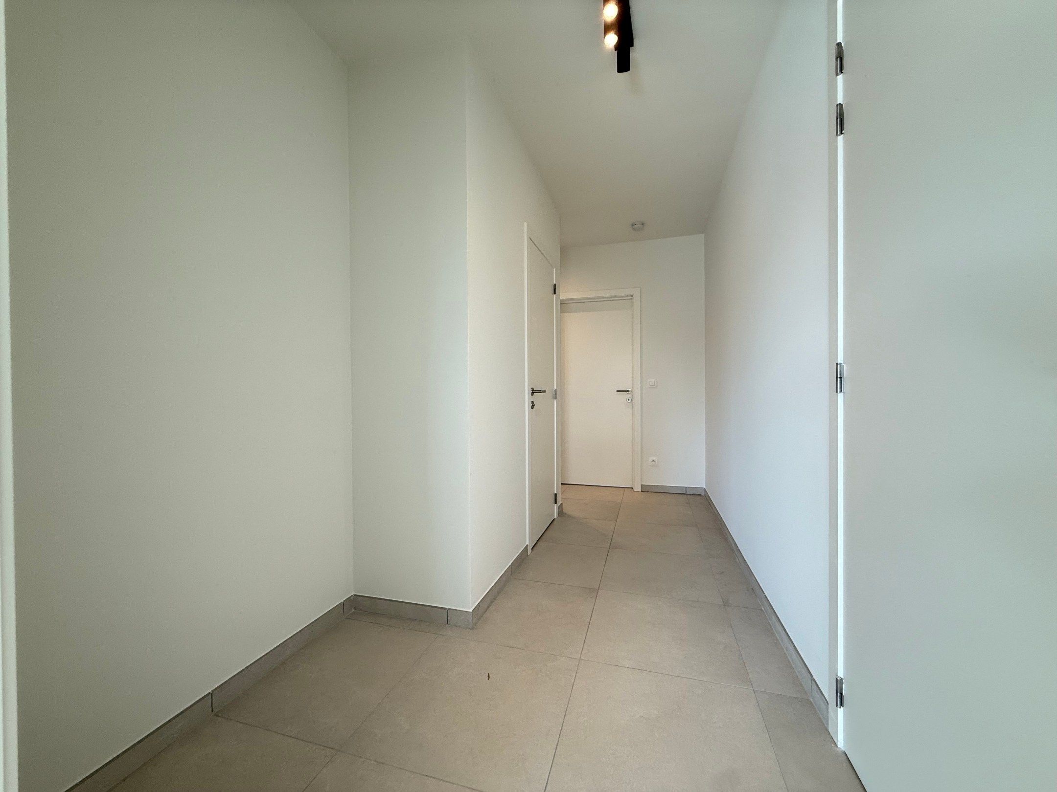 Hedendaags nieuwbouwappartement met 2 slaapkamers en terras op centrale ligging in Ooigem. foto 5