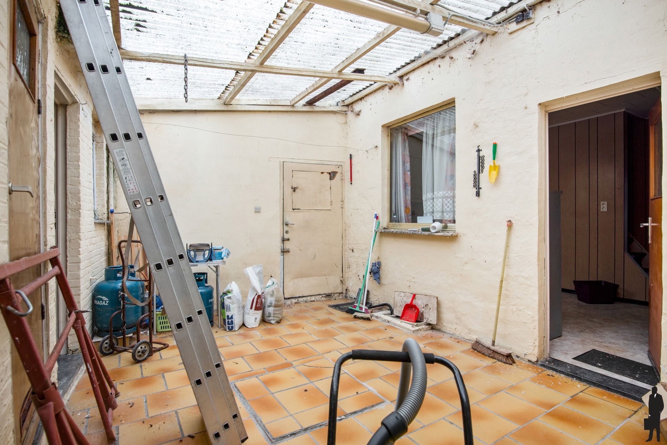 Te renoveren woning pal in het centrum van Hemiksem foto 9