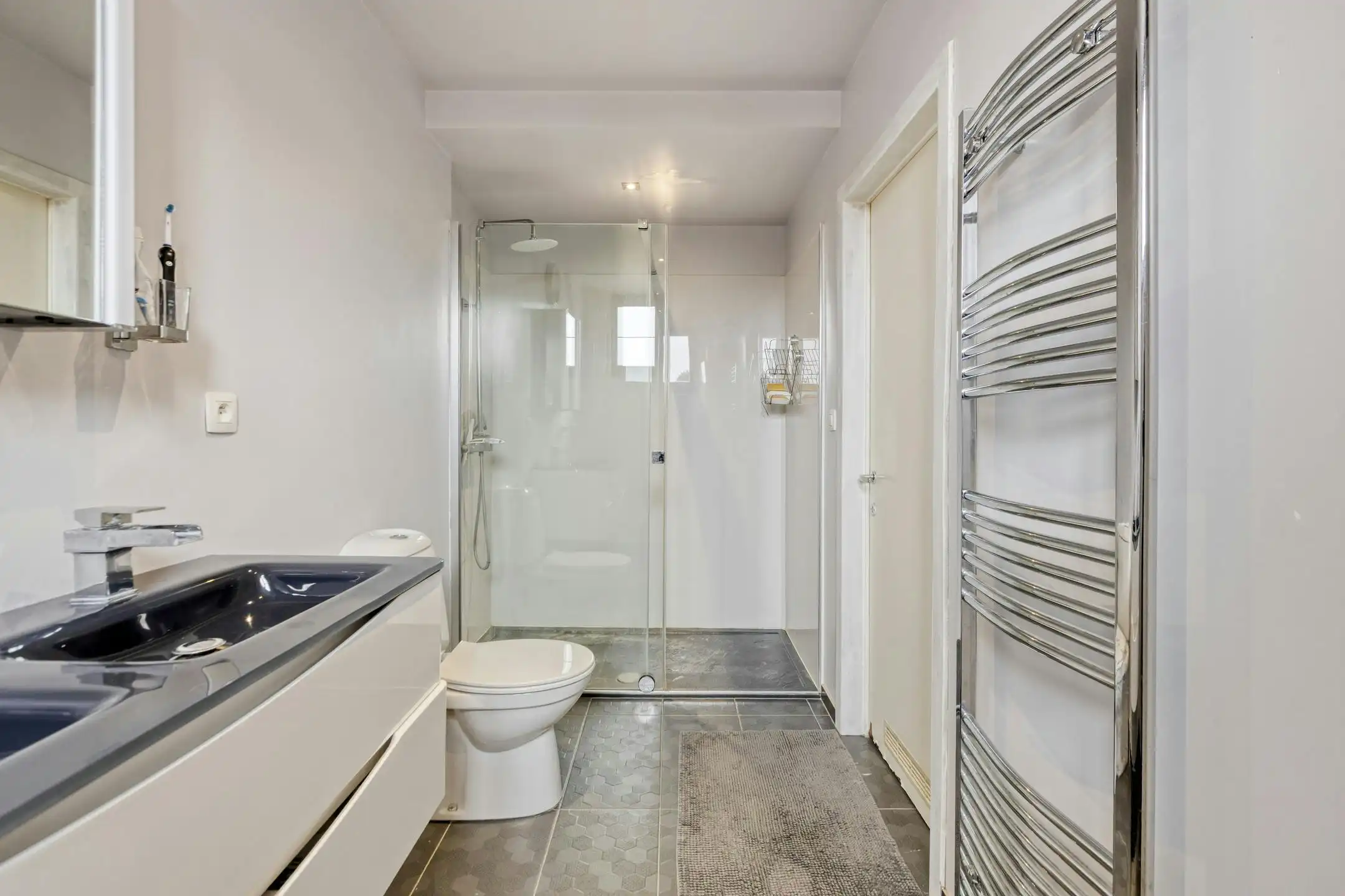 Instapklare, ruime woning in Zepperen op een riant perceel foto 17