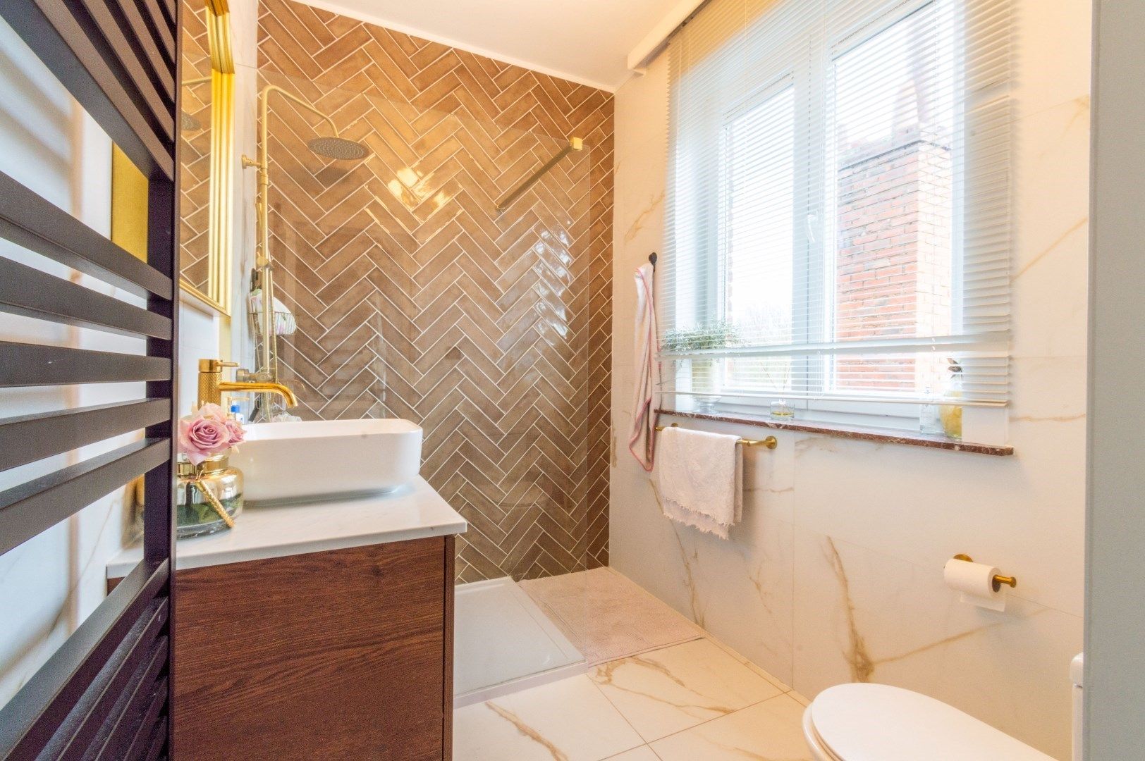 Ruime en gerenoveerde woning met 4 slaapkamers + garage! foto 15