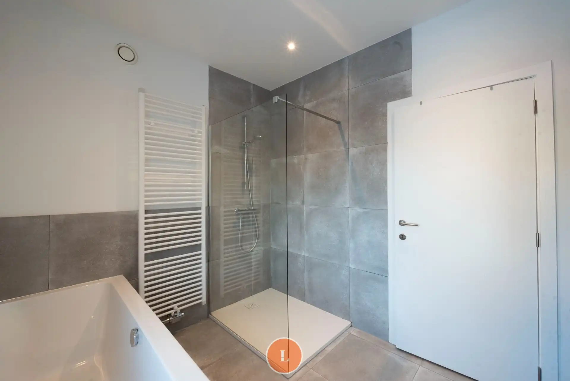 Totaal gerenoveerde gezinswoning met 4 kamers. foto 9