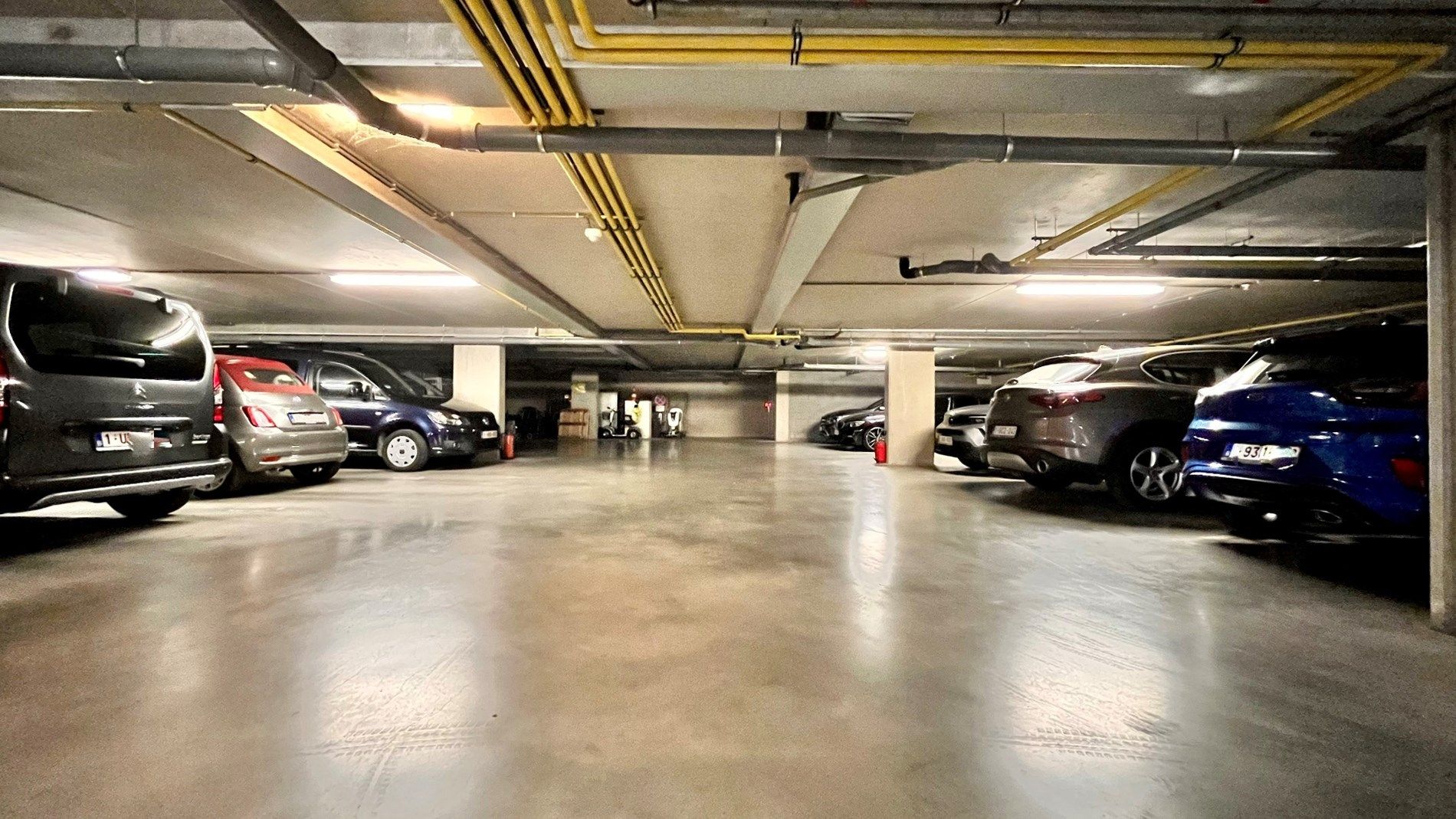 INVESTERING - 4  ondergrondse autostaanplaatsen TE KOOP! foto {{pictureIndex}}