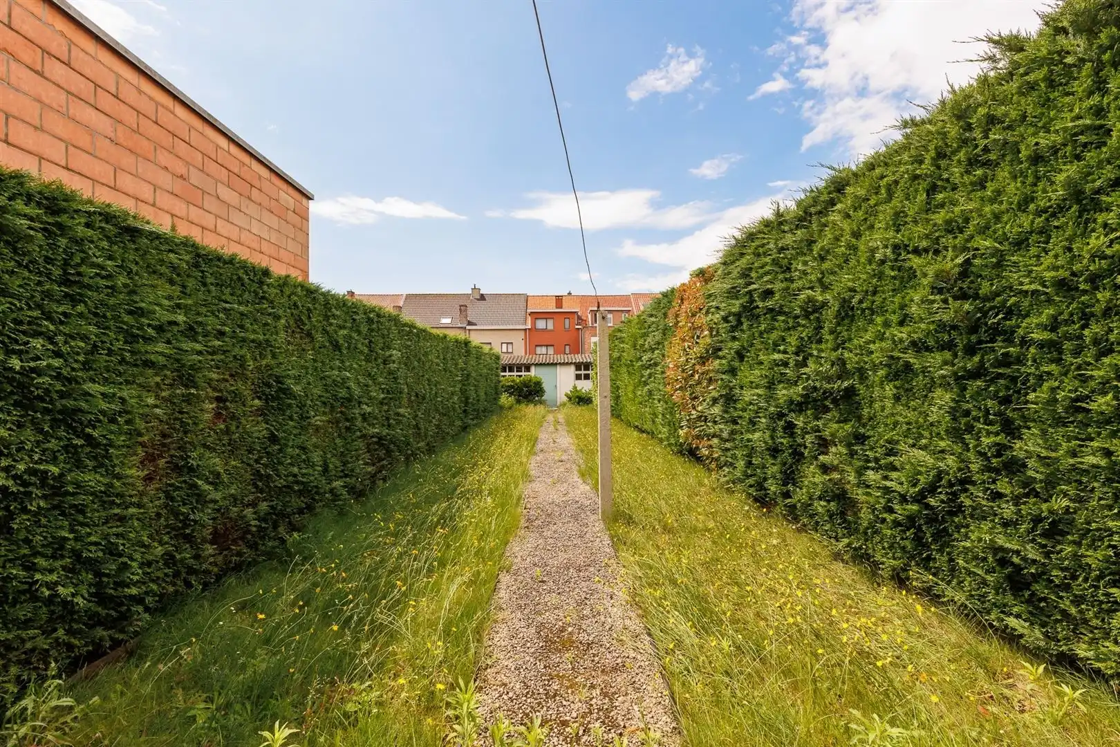 Ruime woning, perfect onderhouden met een zonnige tuin. foto 12