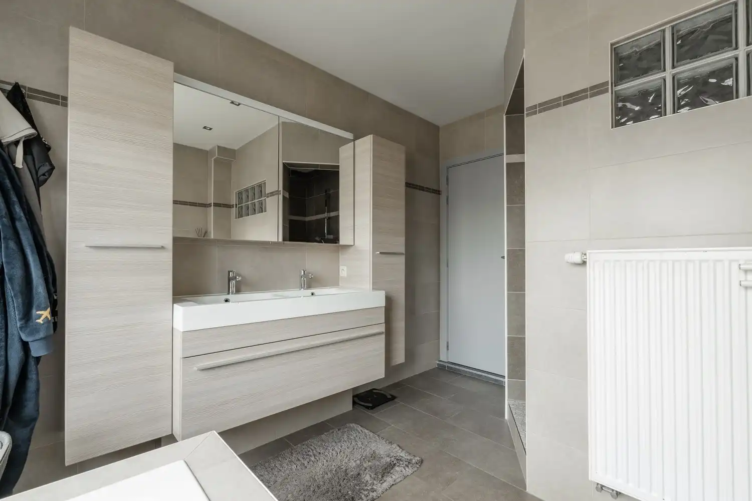 Bekende frituur met super mooi duplex appartement en zwembad te Achel foto 36