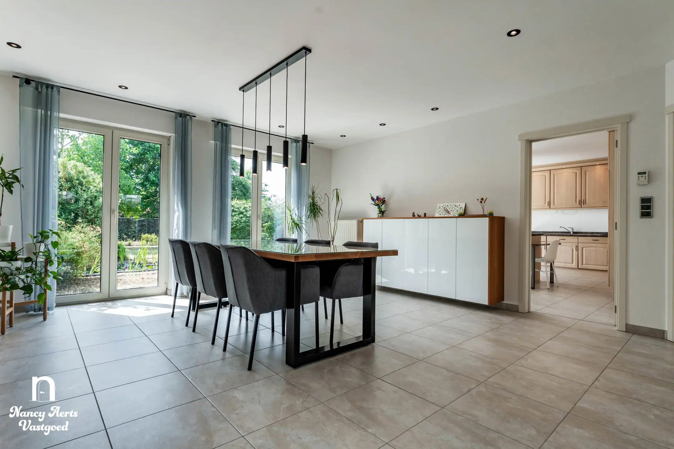 Ruime instapklare woning met prachtige tuin en 4 slaapkamers foto 4