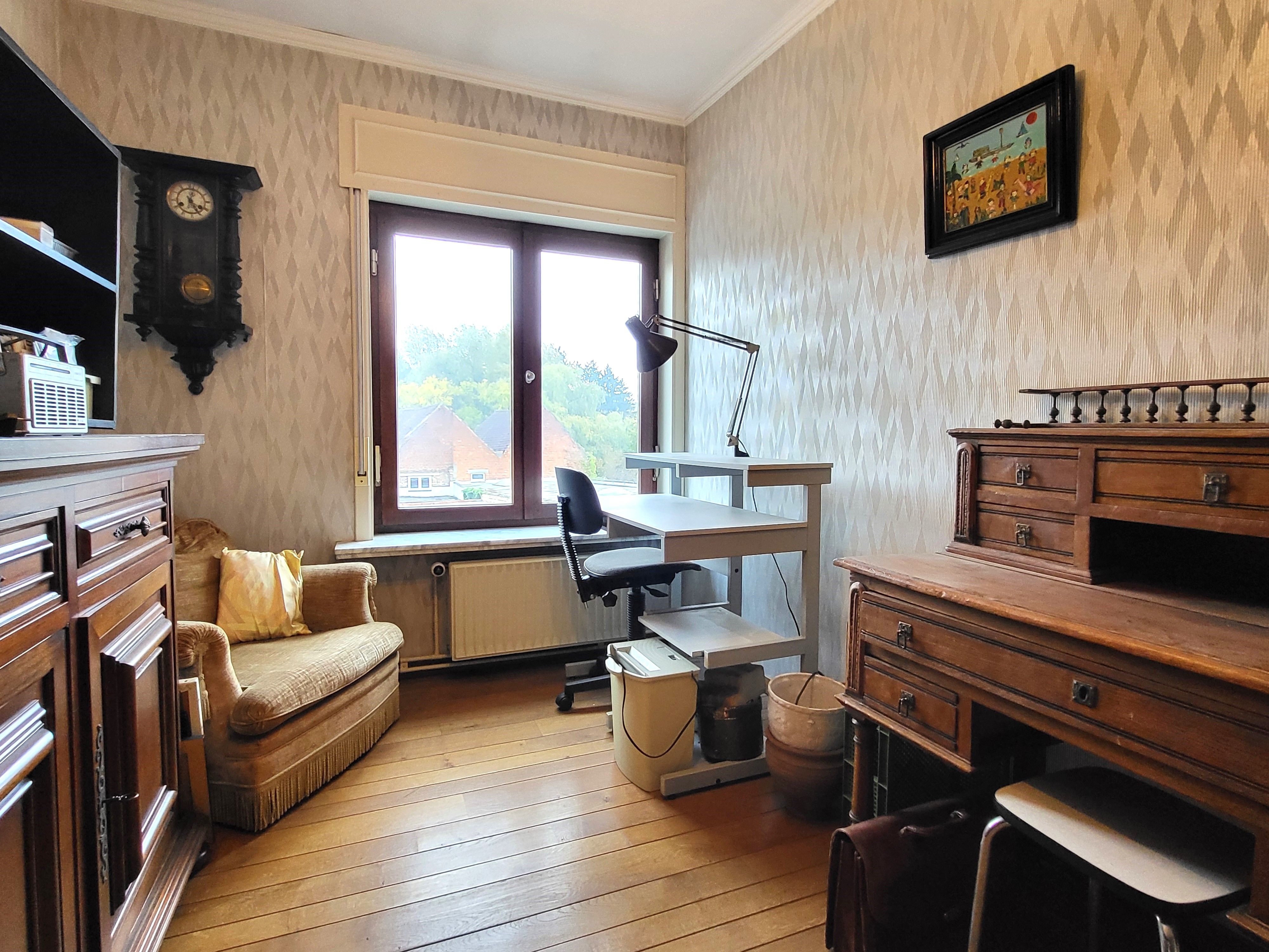 Dit veelzijdige pand met een grondoppervlakte van 240 m² combineert een ruime commerciële gelijkvloerse verdieping met een comfortabel appartement op de eerste verdieping. foto 13