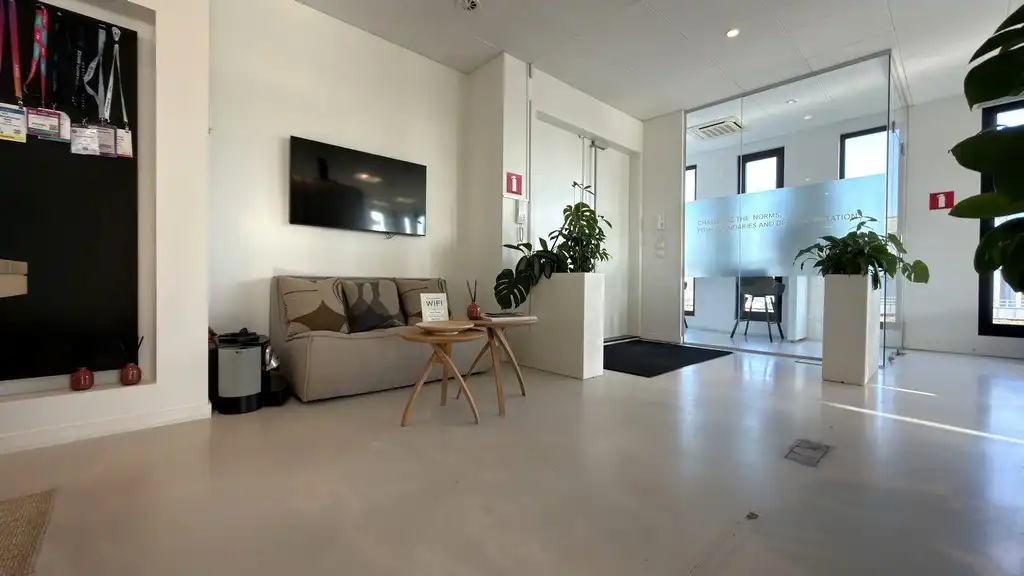 Mooi ingericht kantoor te huur in Metro Building in Antwerpen foto 4