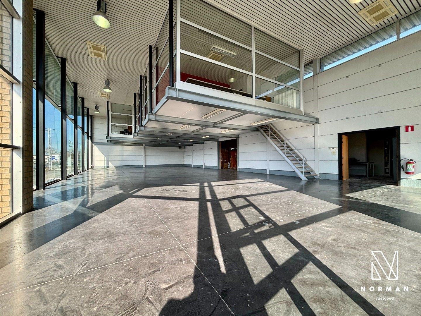 Toonzaal met bureaus en magazijn te huur in Meulebeke foto 2
