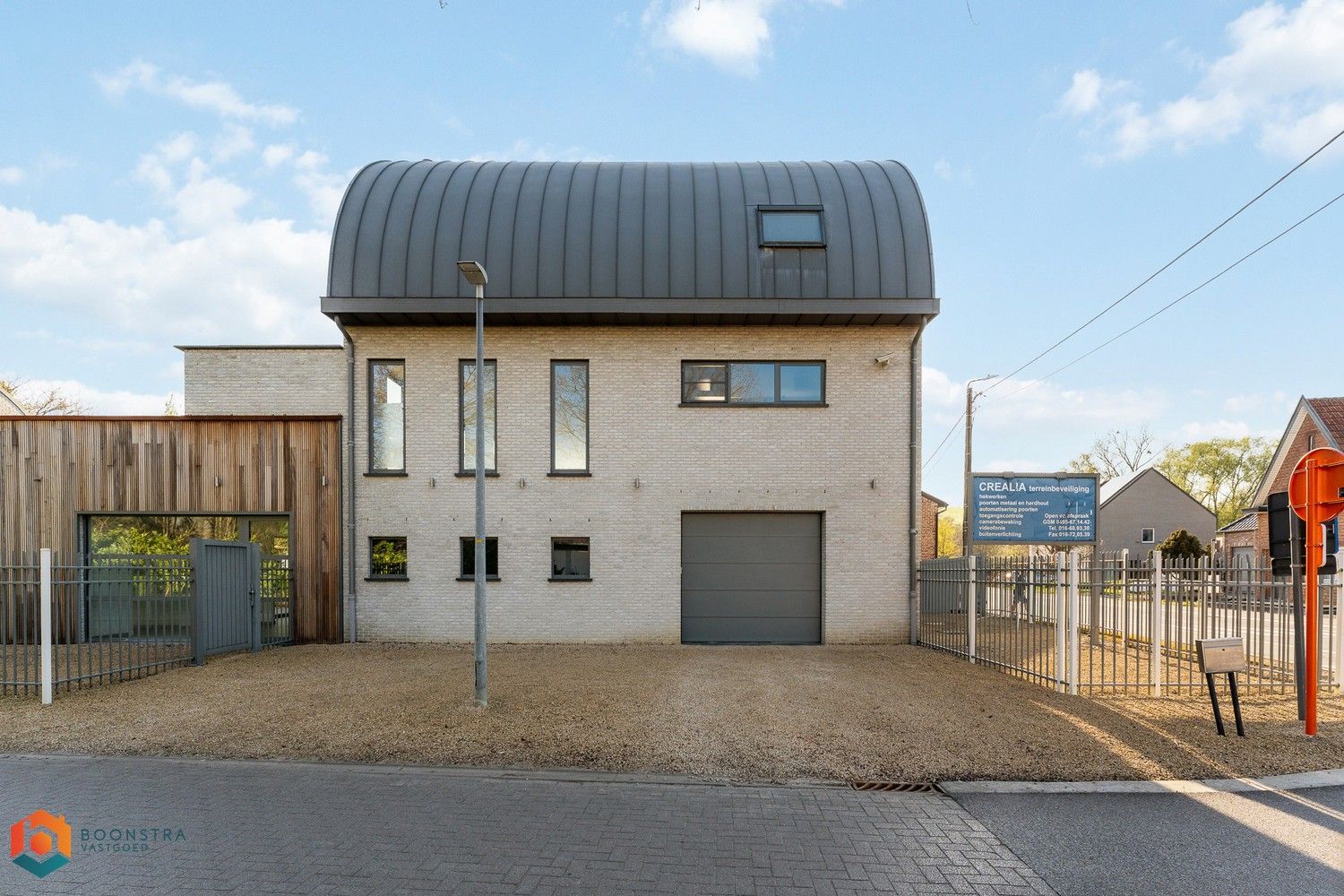 Handelspand met woonst en ruime parking op een perceel van 2592 m² te Rotselaar foto {{pictureIndex}}