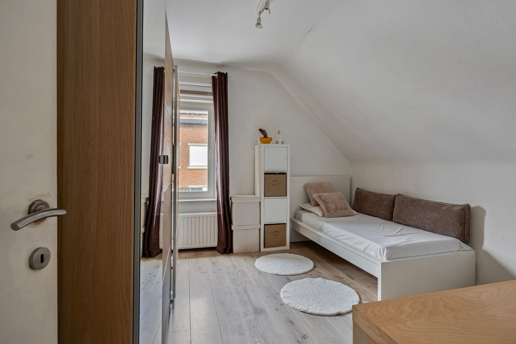 Ruime gerenoveerde vrijstaande woning nabij centrum Halle foto 10
