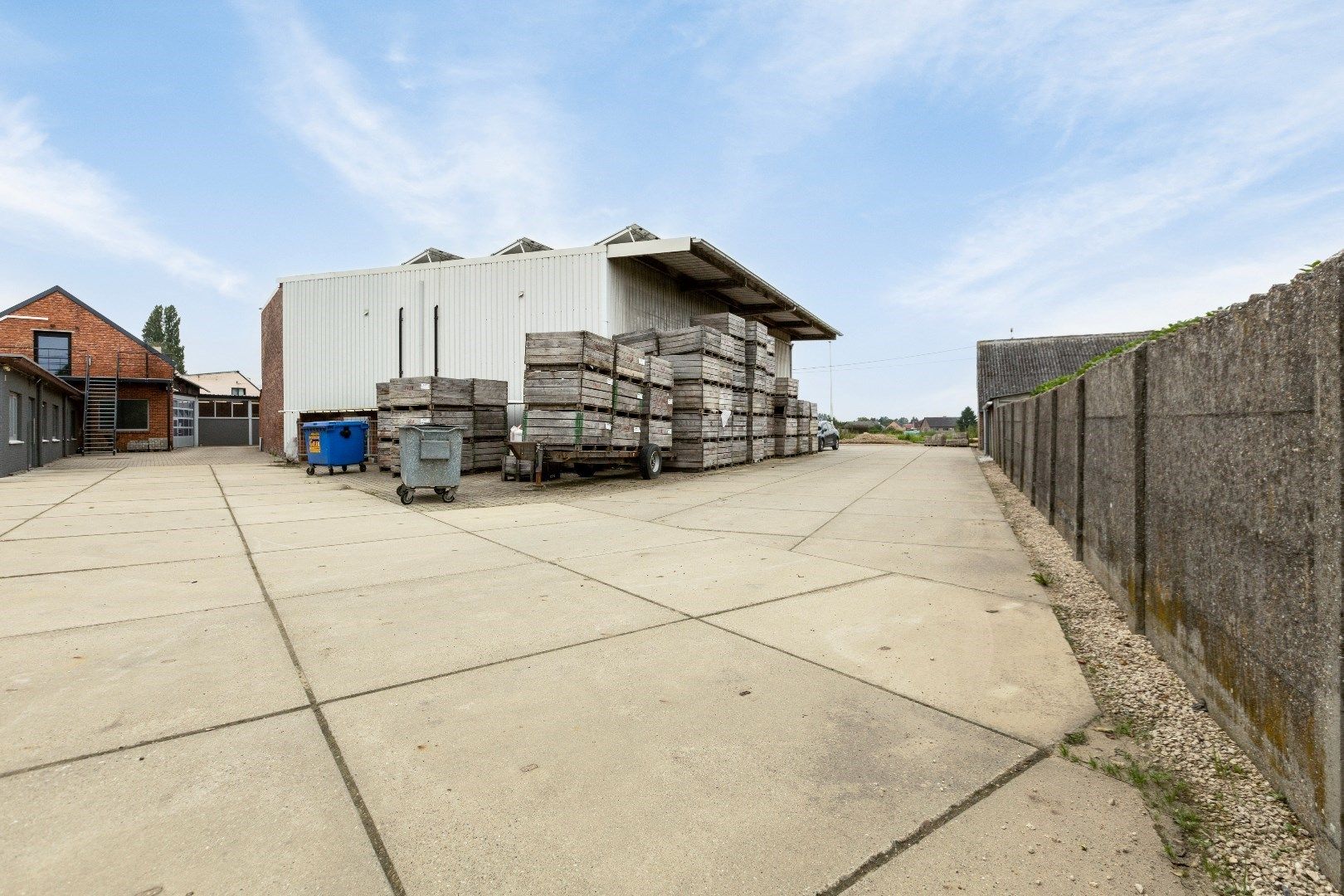 Bedrijfsgebouw met kantoren, magazijnen - groot 2100m²  foto 5