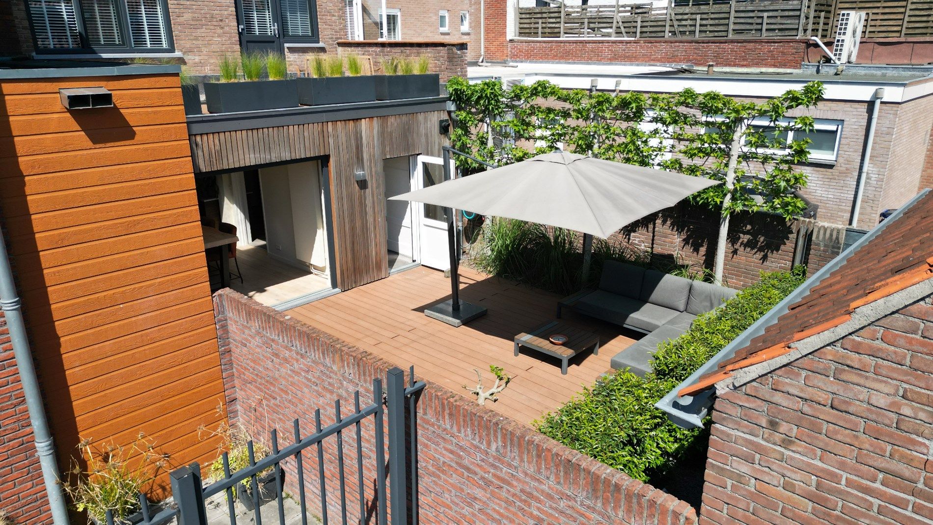 Smaakvolle en grote stadswoning met vrijstaande garage voor het hele gezin foto 23