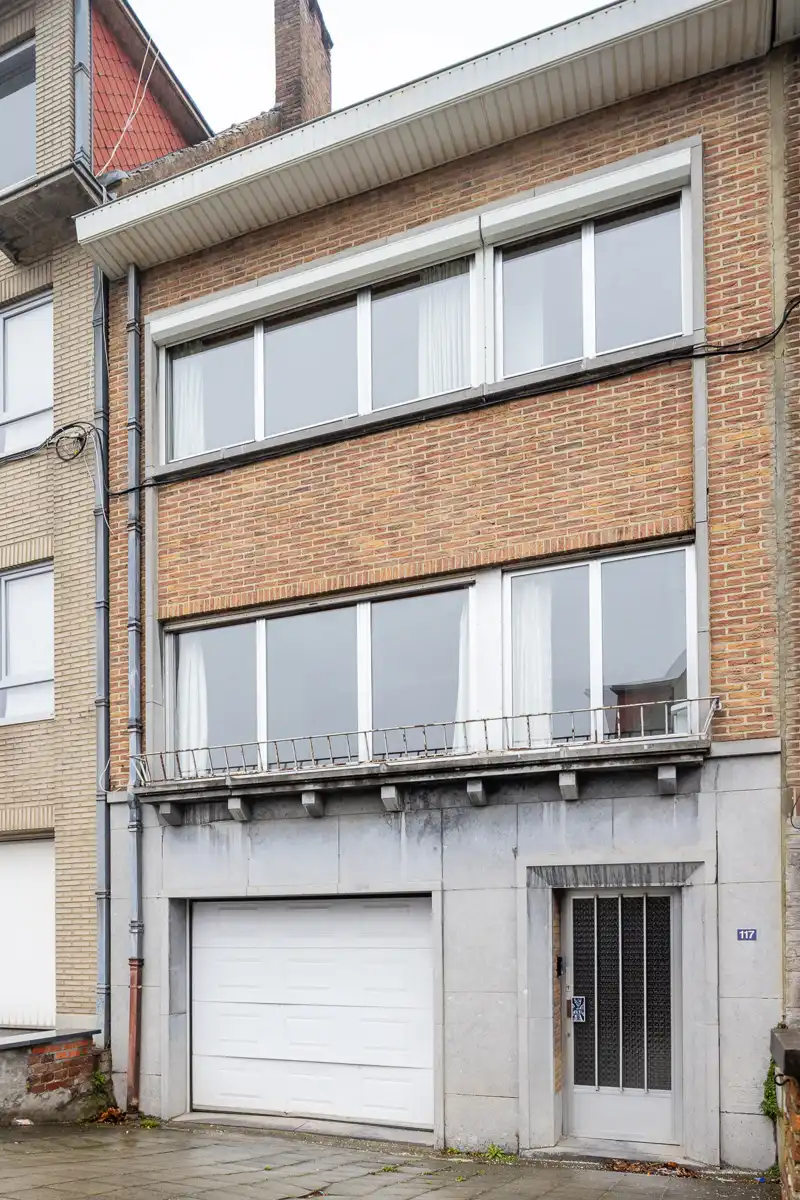 Ruime woning met buitenkoer en garage foto {{pictureIndex}}