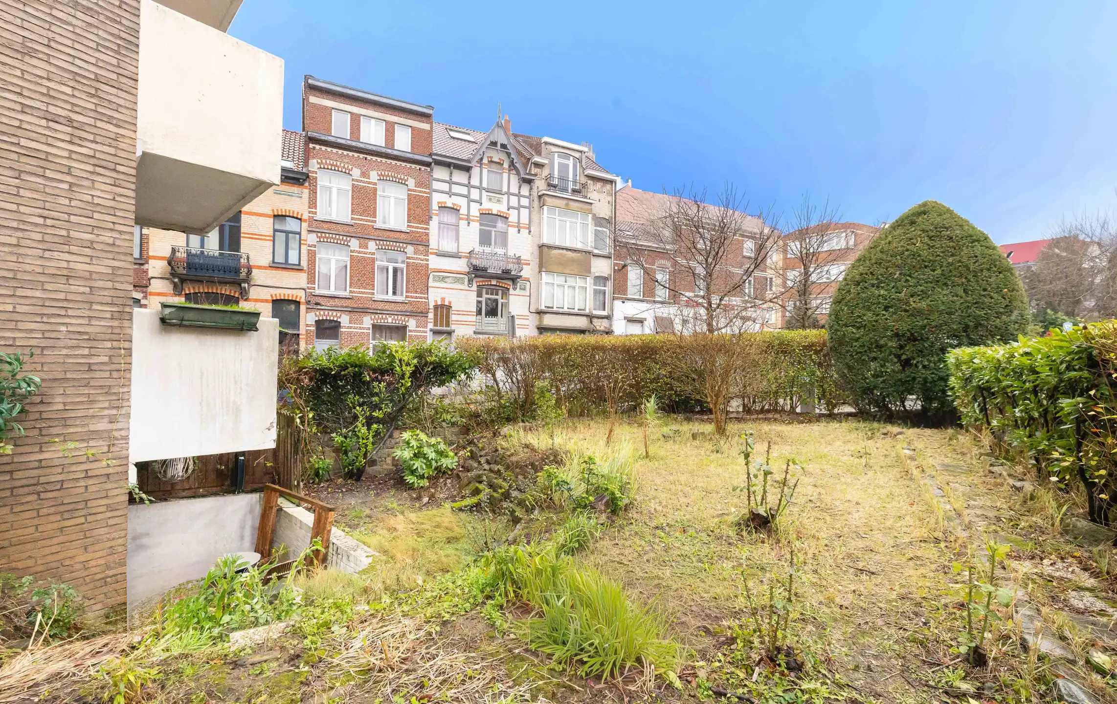 Licht gerenoveerde studio met groen terras in Vorst foto 12