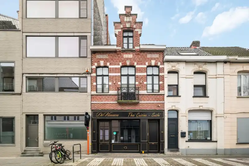 Roeselare-stadskern. Polyvalente BURGERWONING / HANDELSHUIS in 2 delen :  exclusief commercieel pand gelijkvloers met tuin en uniek triplex appartement met 2-3 slaapkamers. Verhuurd met mooi rendement ! foto 21