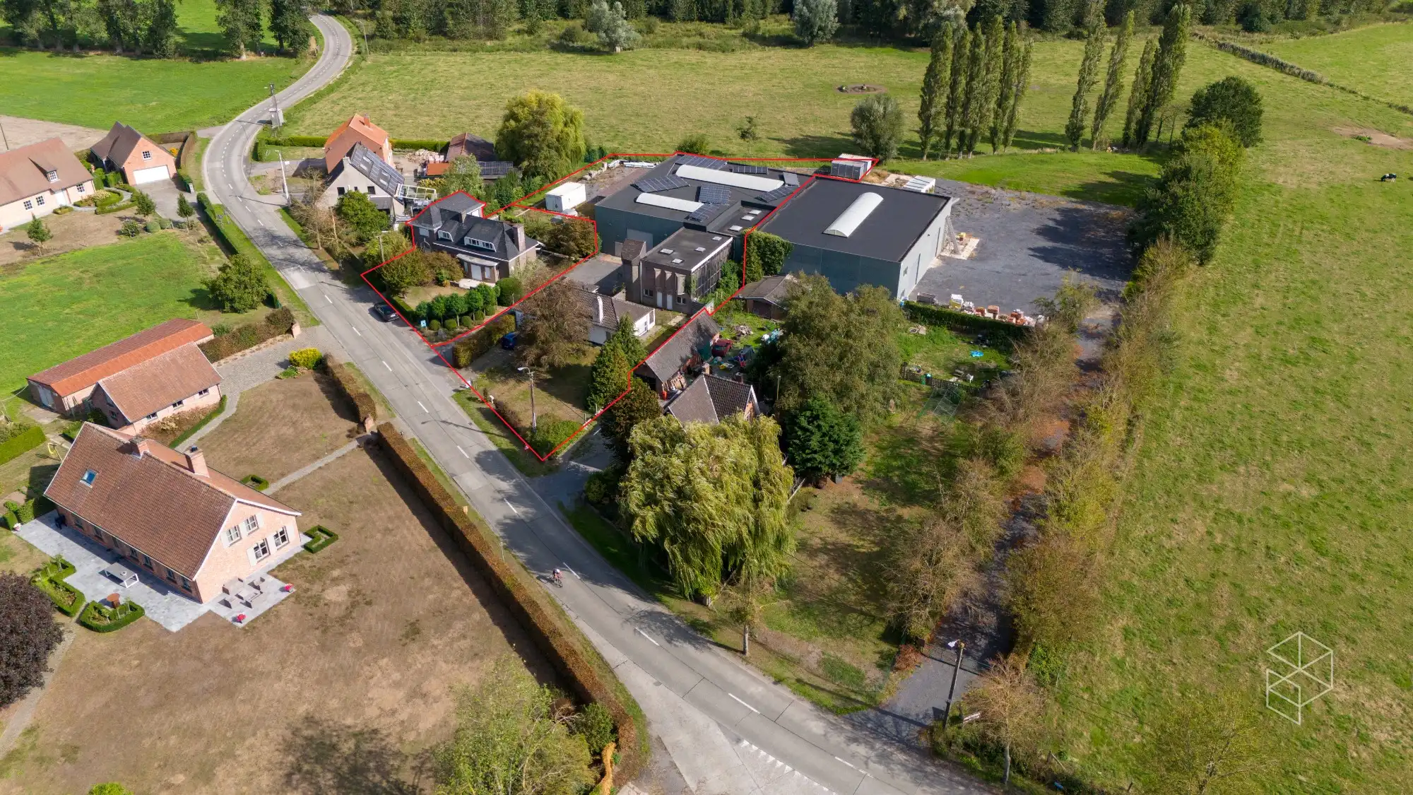 Grote loods met burelen, 3 garages, ruime buitenruimte en woning te koop in Hertsberge foto 21