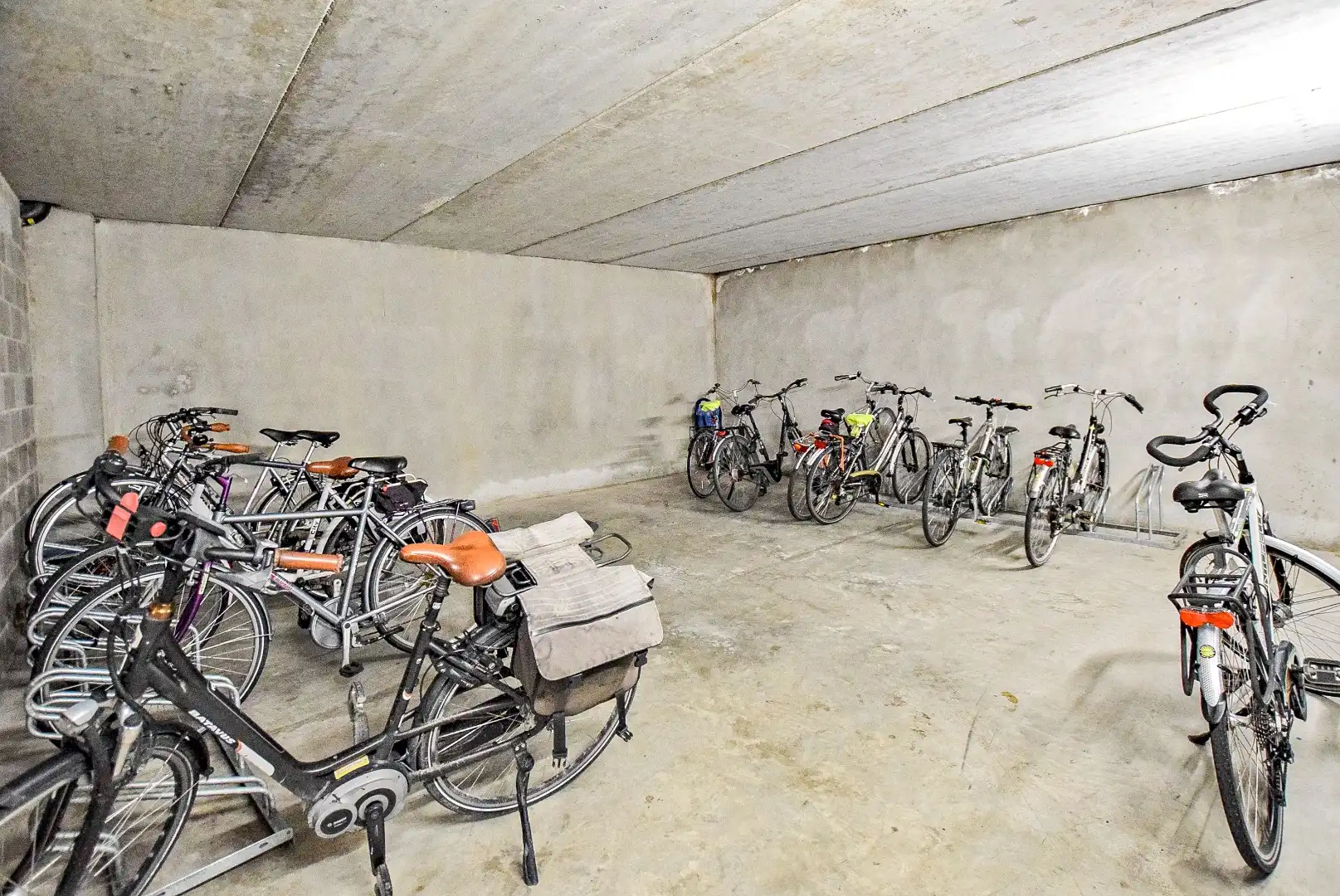 Instapklaar lichtrijk dakappartement in hartje Veurne (61m²) foto 14