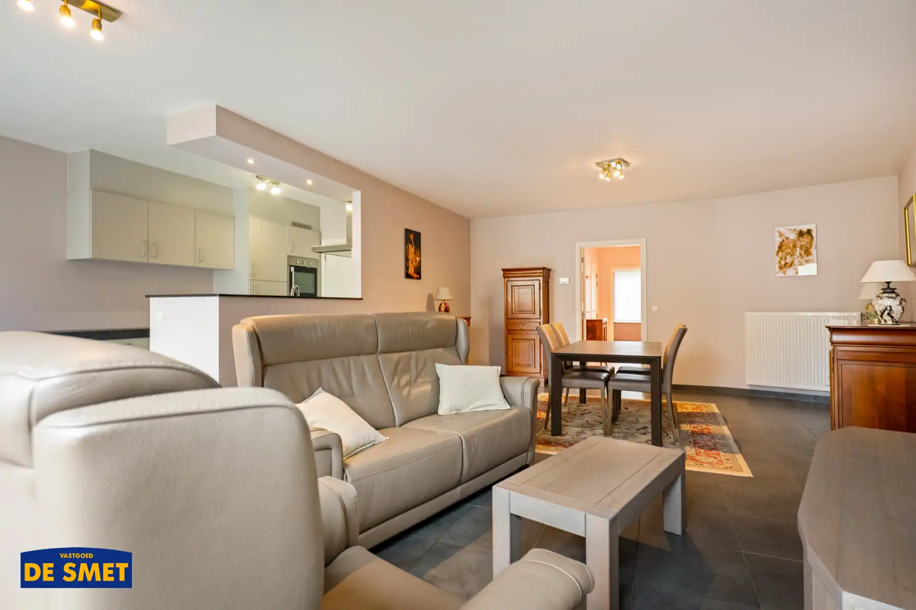 Gelijkvloers appartement met tuin, autostaanplaats én kelder foto {{pictureIndex}}