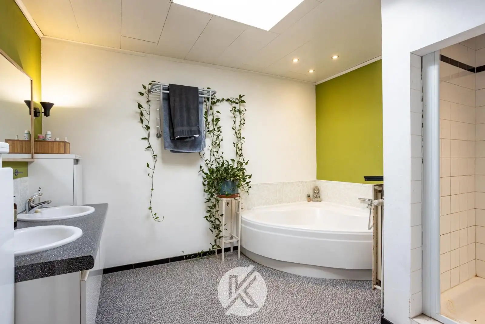 Ruime woning met polyvalente bijgebouwen foto 15