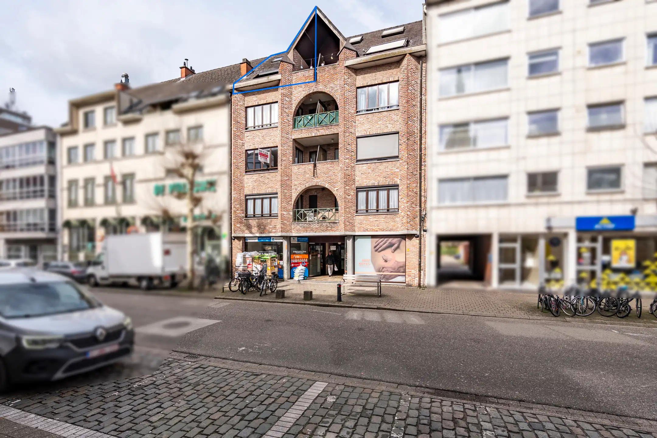 Stijlvol duplex met 3 slpk, 4 terrassen in hart Turnhout foto {{pictureIndex}}