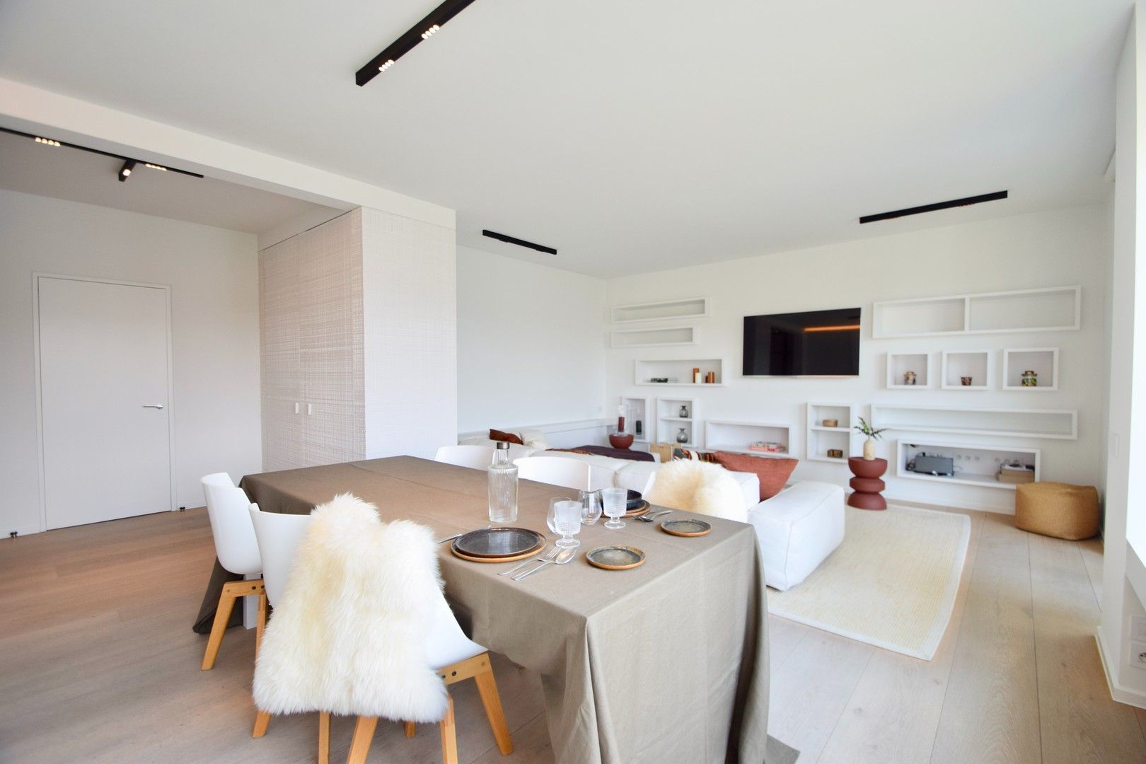 Volledig gerenoveerd hoekappartement in een standingvolle villaresidentie gelegen in het Zoute. foto 3