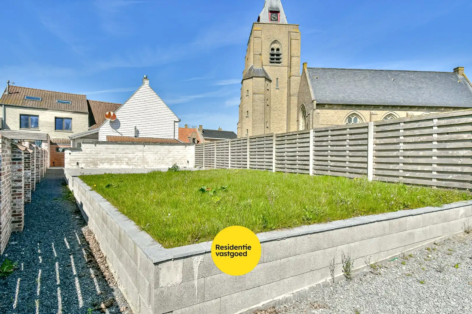 Gezellige halfopen woning met tuin en parking foto 18