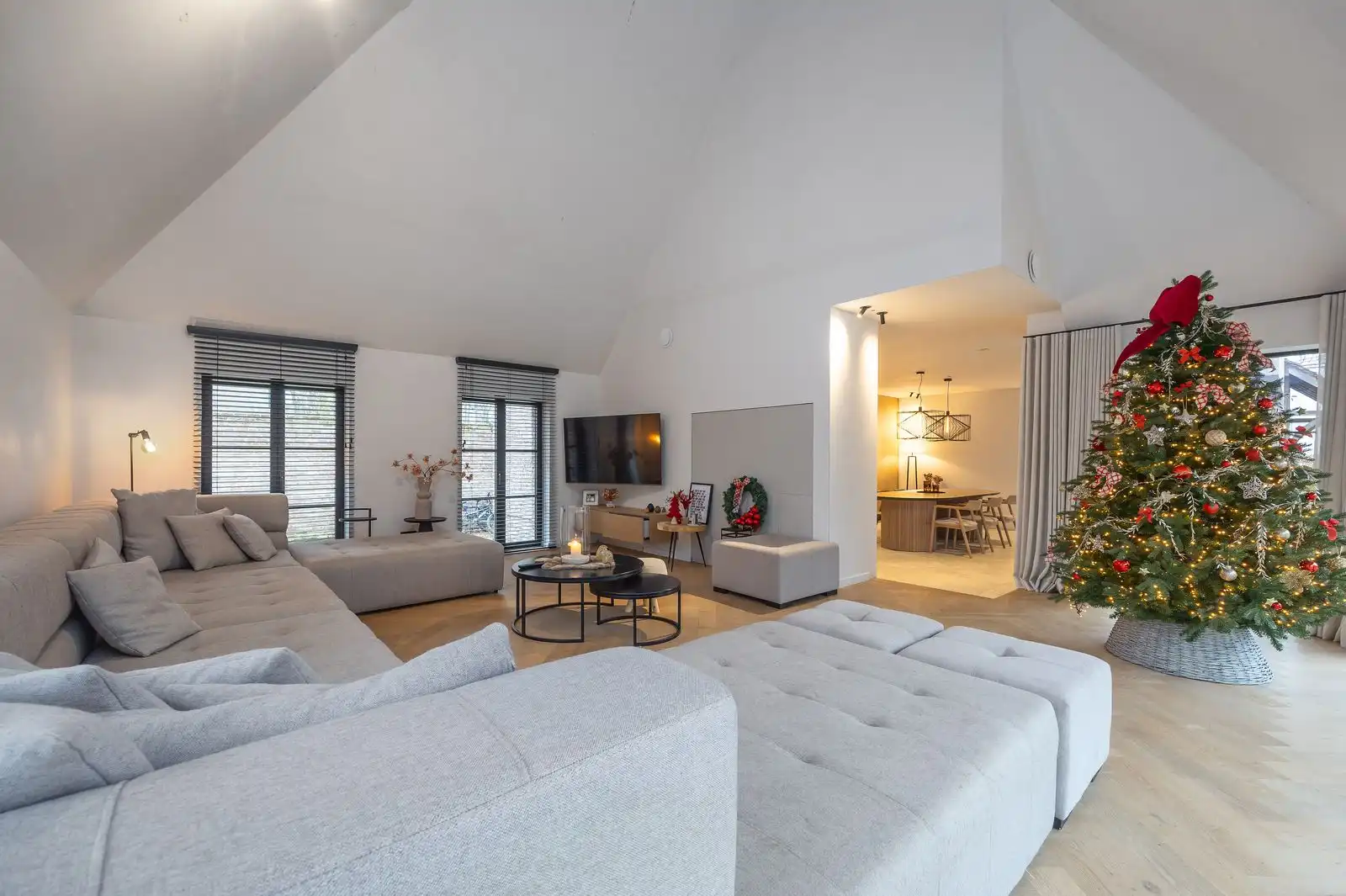 Exclusieve recente villa op uitzonderlijk ruim perceel in groene omgeving foto 2