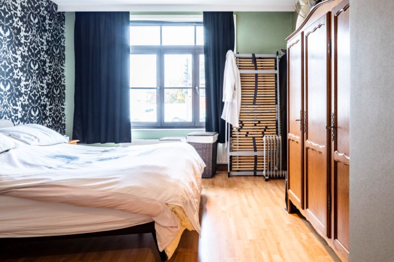 Roeselare : Ruim en lichtrijk gelijkvloers appartement in een aangenaam woonerf met 1 slpks 83 m². foto 9