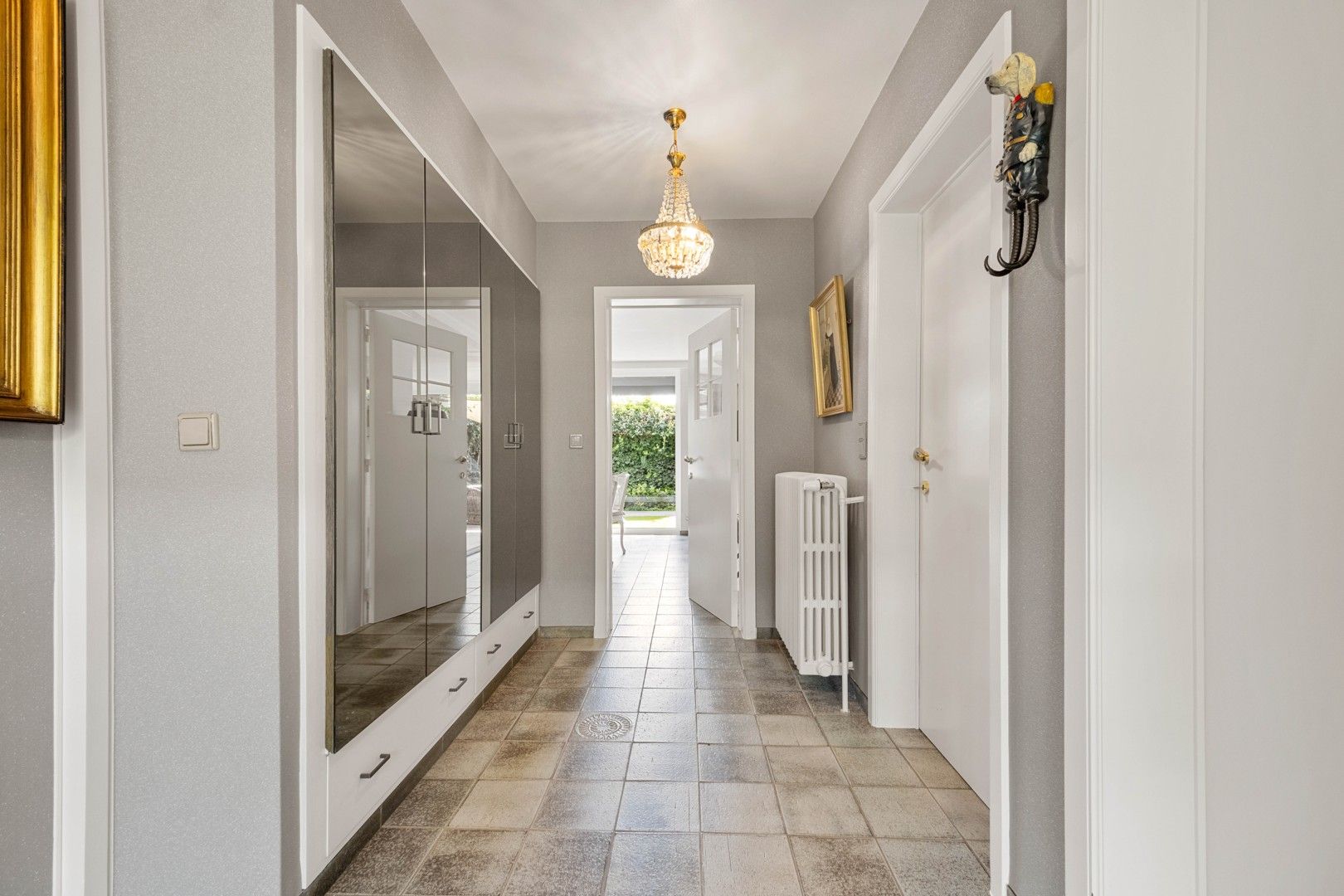 Instapklare bungalowvilla met zwembad en tijdloze architectuur. foto 18