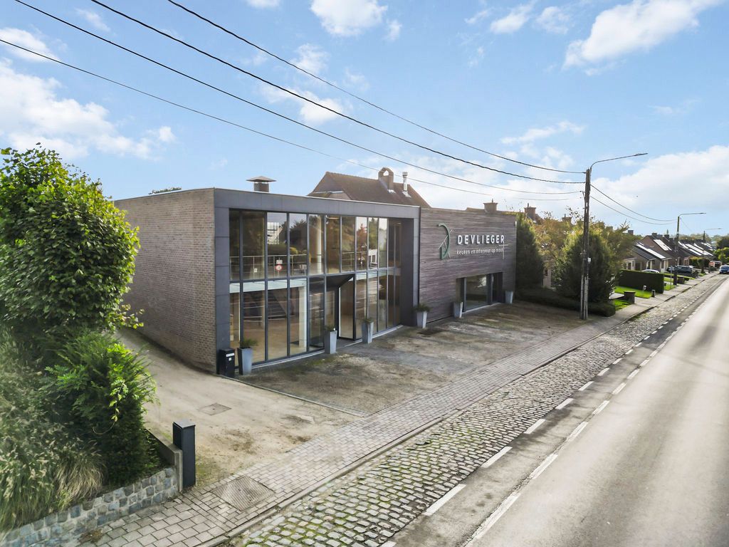 Exclusief bedrijfsgebouw met woonhuis op 1926 m² foto {{pictureIndex}}