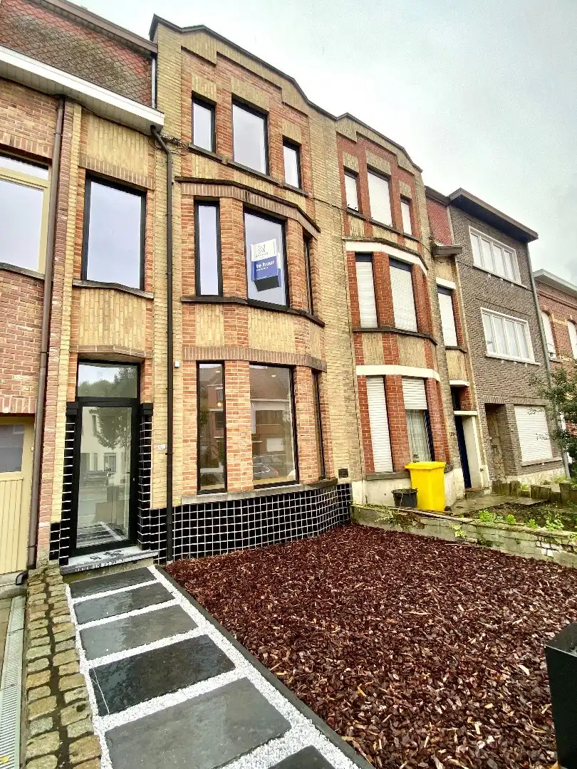 Knap gerenoveerde burgerwoning foto {{pictureIndex}}