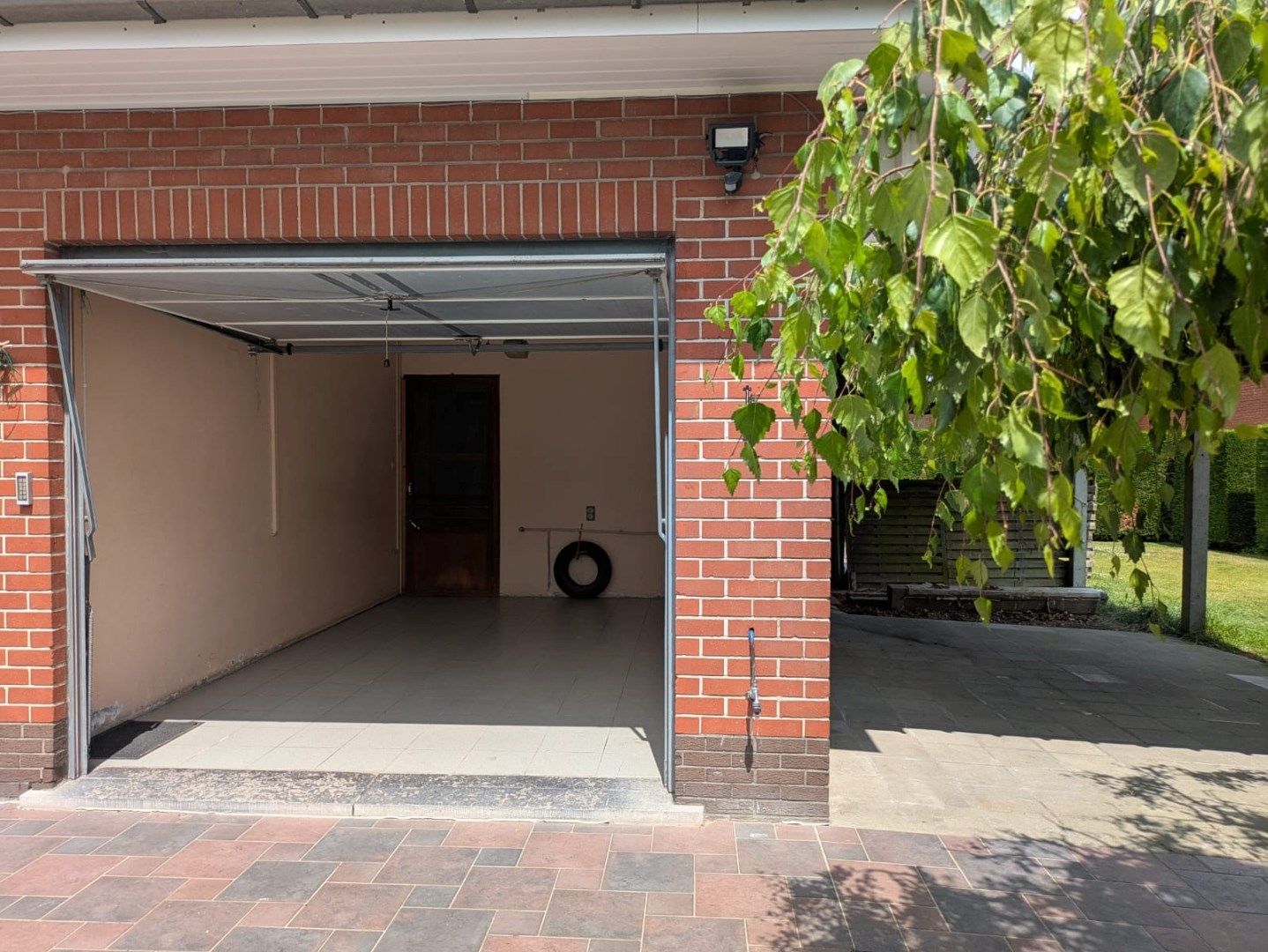 Prachtig gelegen, gelijkvloerse woning met 3 grote slaapkamers en garage op 1107m². foto 12