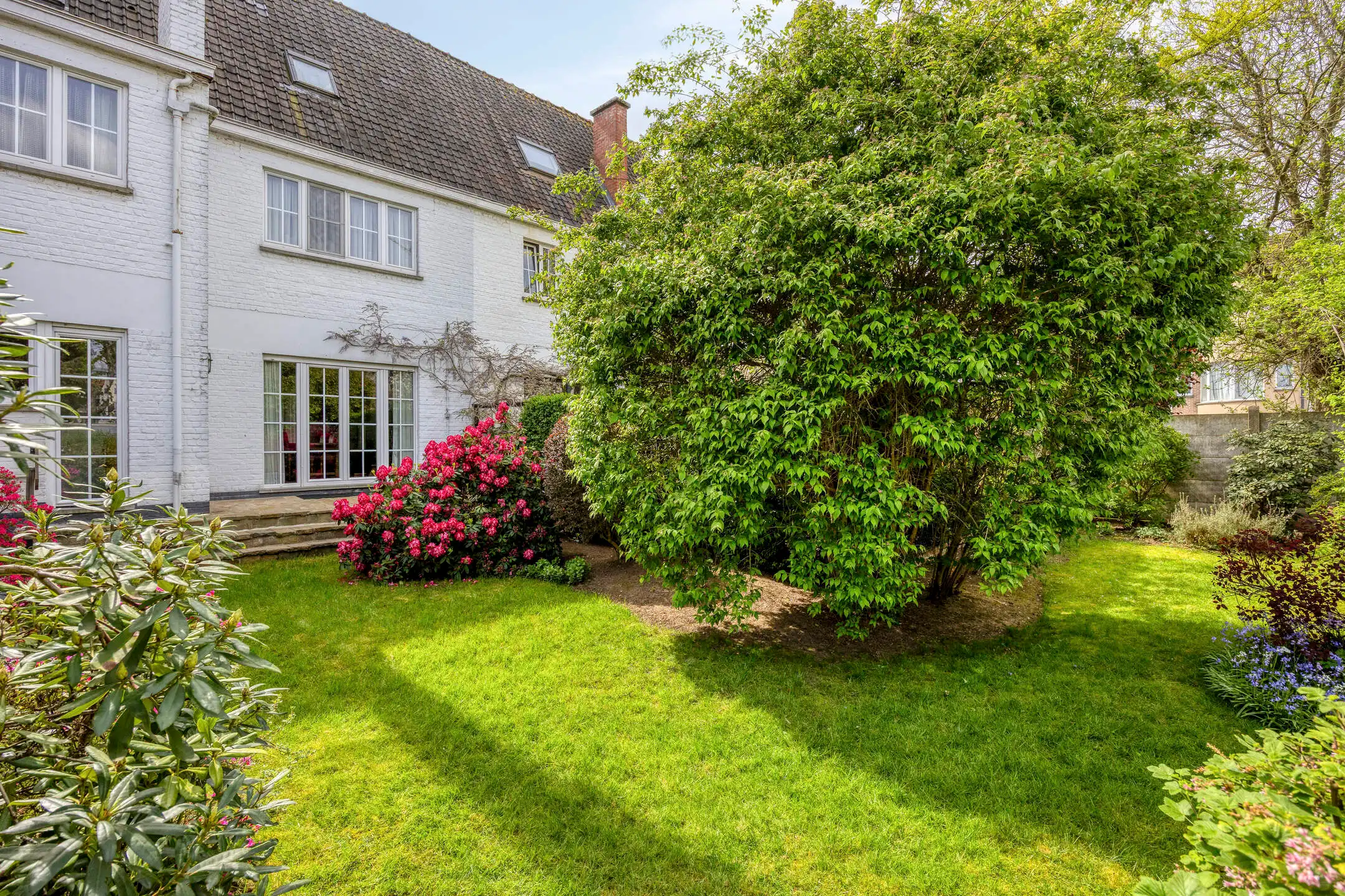 Authentieke villa met 3 kamers, garage en prachtige tuin! foto {{pictureIndex}}
